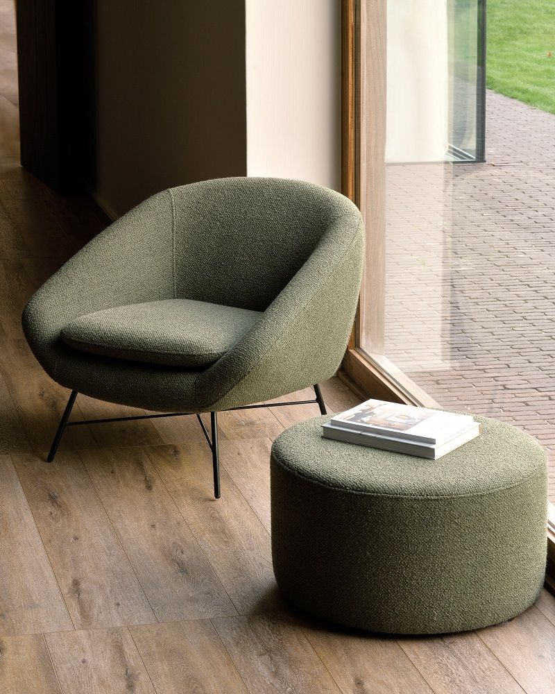 Barrow Sitzhocker von Ethnicraft, Pine grün, runder Hocker und Sessel, modernes Wohnzimmer Design.
