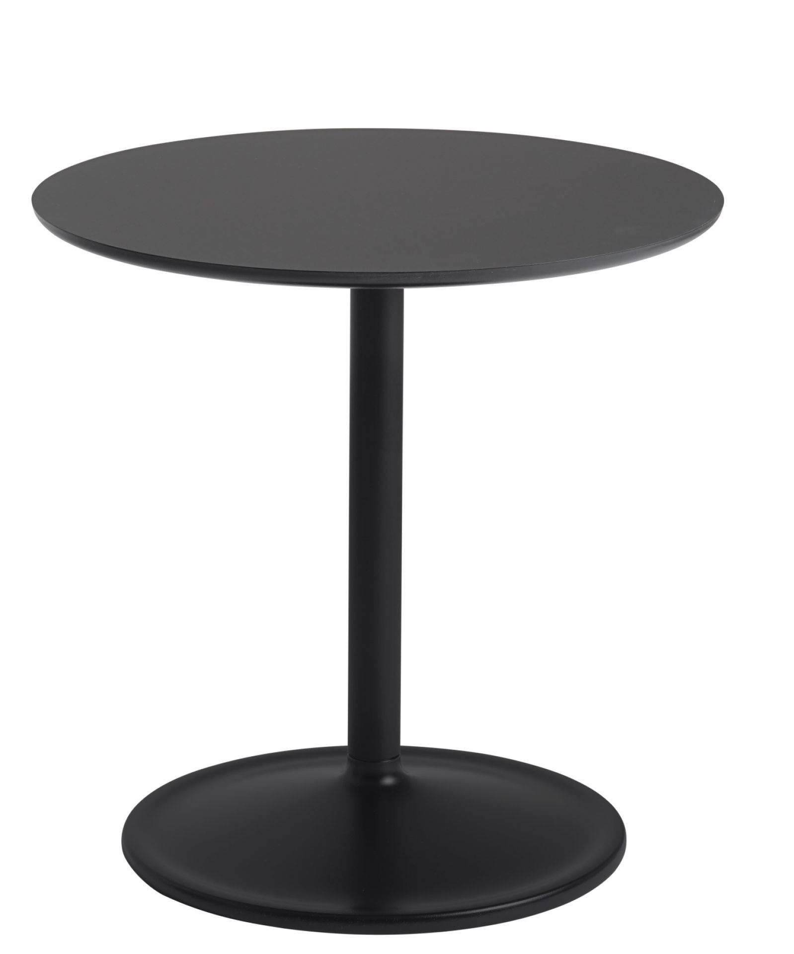 Schwarzer Muuto Soft Side Table Beistelltisch mit runder Tischplatte und Fuß auf weißem Hintergrund.