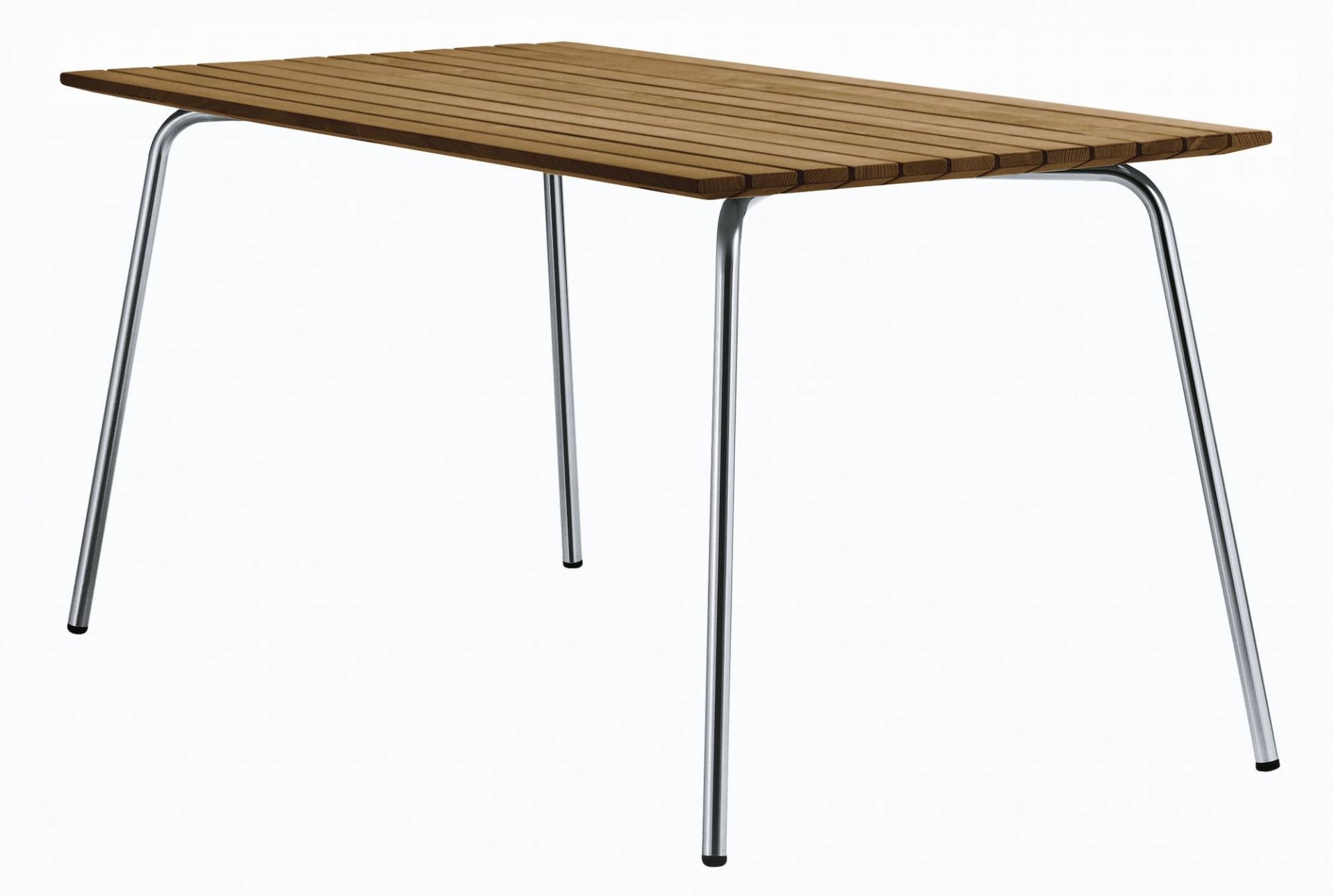 S 1040 Thonet Gartentisch mit Holzplatte und verchromtem Stahlgestell für den Außenbereich.