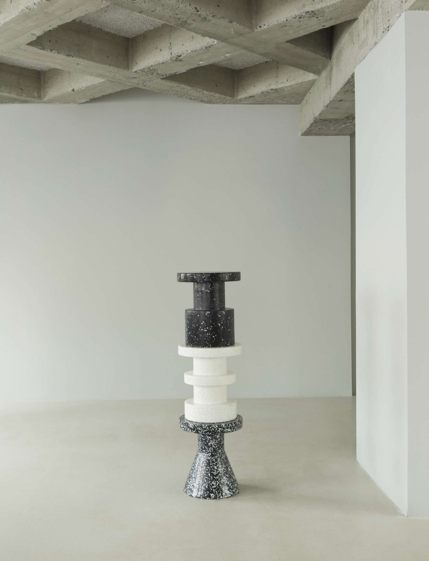 Gestapelte Bit Stools von Normann Copenhagen in Schwarz und Weiß, moderne Hocker für Wohnraum.