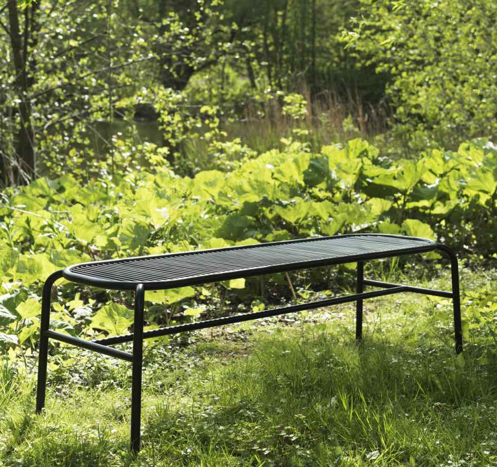 Normann Copenhagen Vig Bank Outdoor Bank im Garten, schwarzes Metall, Lattenrost-Sitzfläche.