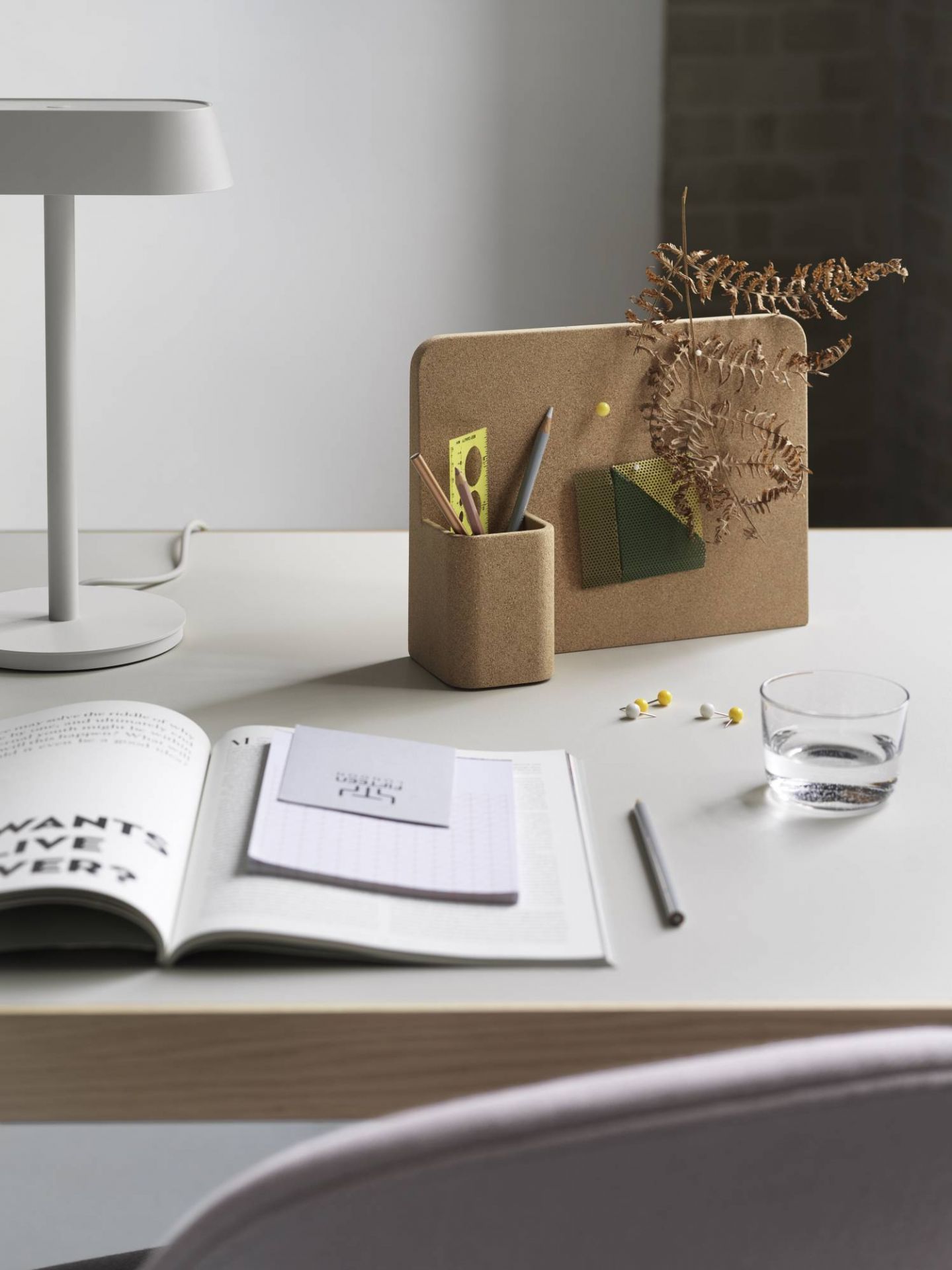 Muuto Story Pinboard Pinnwand aus Kork auf Schreibtisch mit Büroaccessoires und Dekoration.