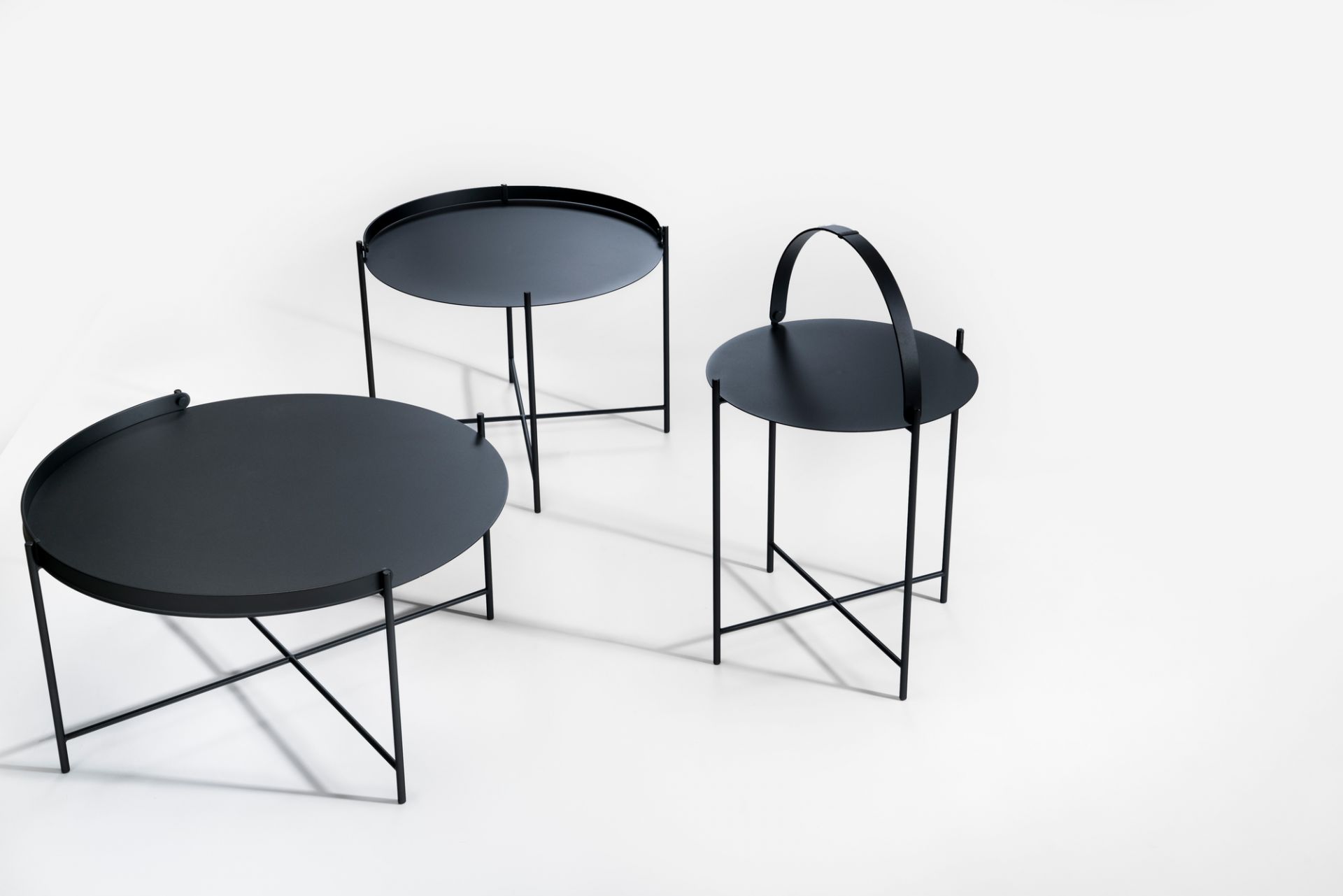 Drei schwarze Edge Tray Table Beistelltische von Houe, ideal für den Outdoor-Bereich.