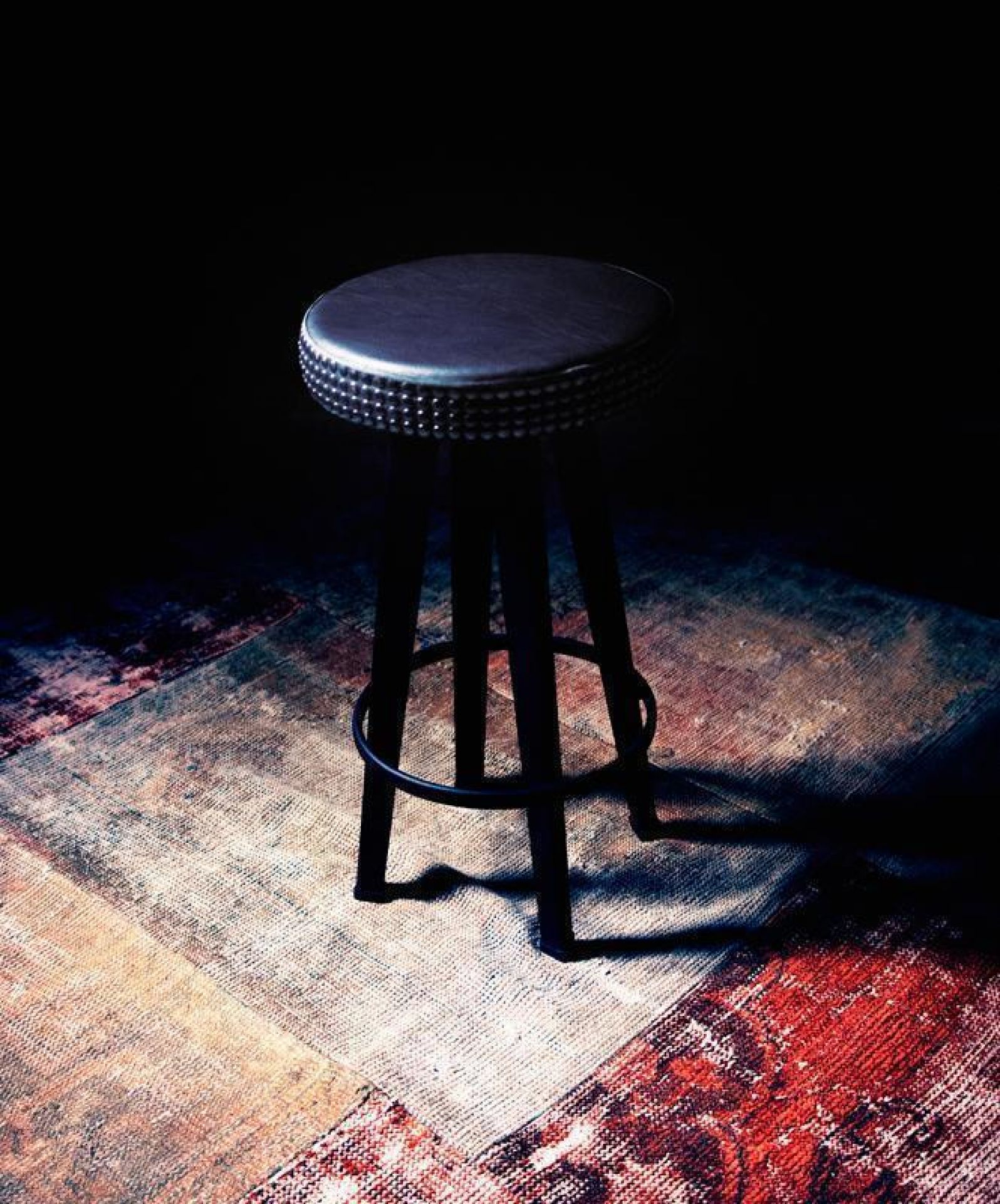 Schwarzer Bar Stud Hocker von Moroso Diesel mit Nietendetails und Fußstütze. Barhocker für Küche und Bar.