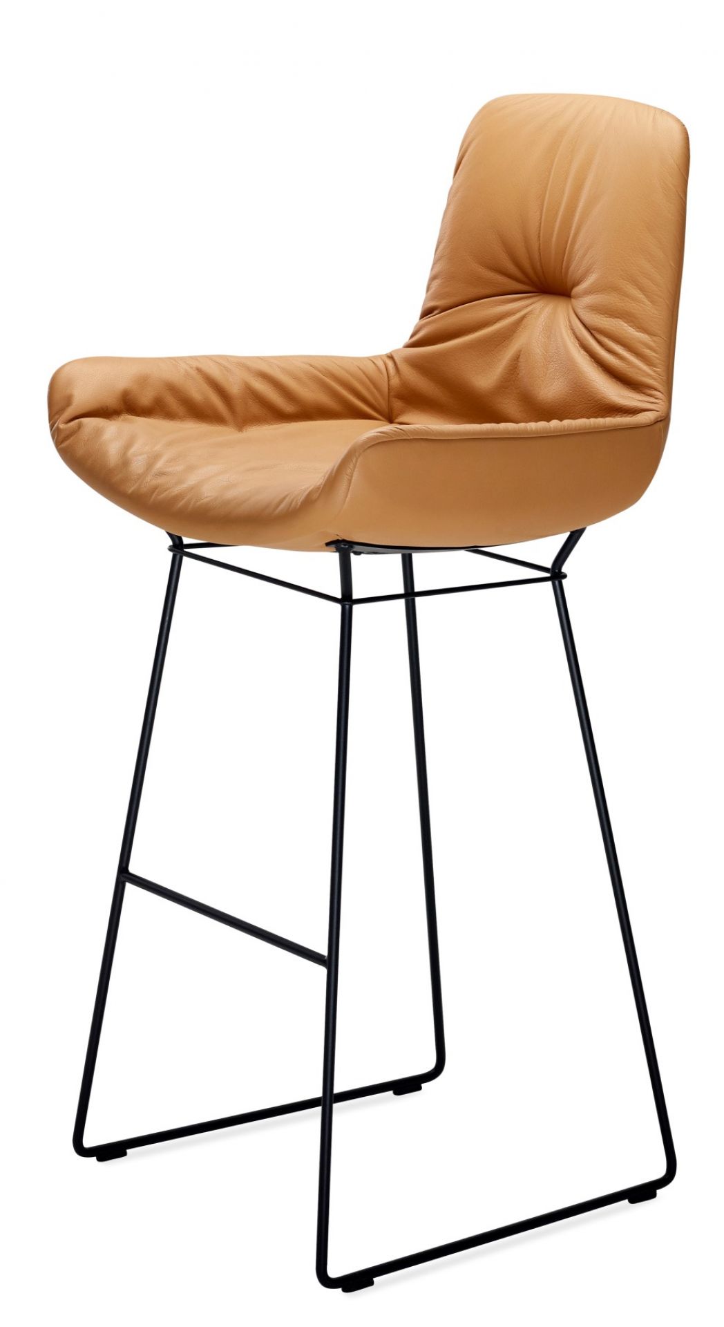 Leya Bar Armchair Low Barhocker von Freifrau Manufaktur mit braunem Lederbezug und schwarzem Gestell.
