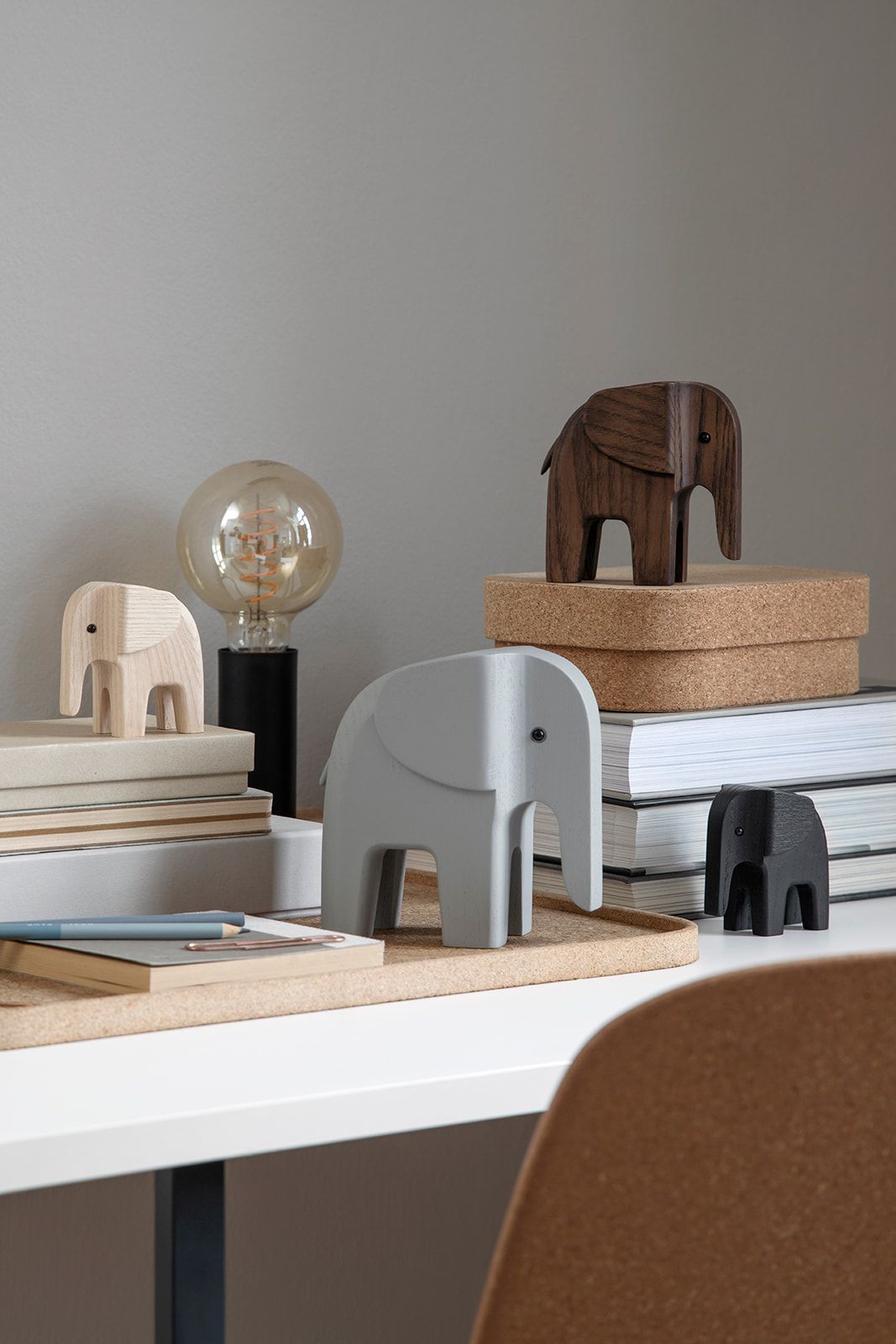 Dekoratives Arrangement mit Novoform Baby Elefanten aus Holz in Schwarz, Grau, Natur und Braun.
