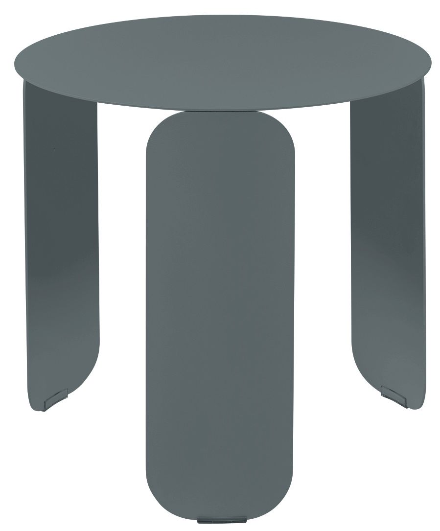 Bebop Low Table von Fermob, ein grauer, runder Outdoor-Tisch aus Metall, modernes Design.