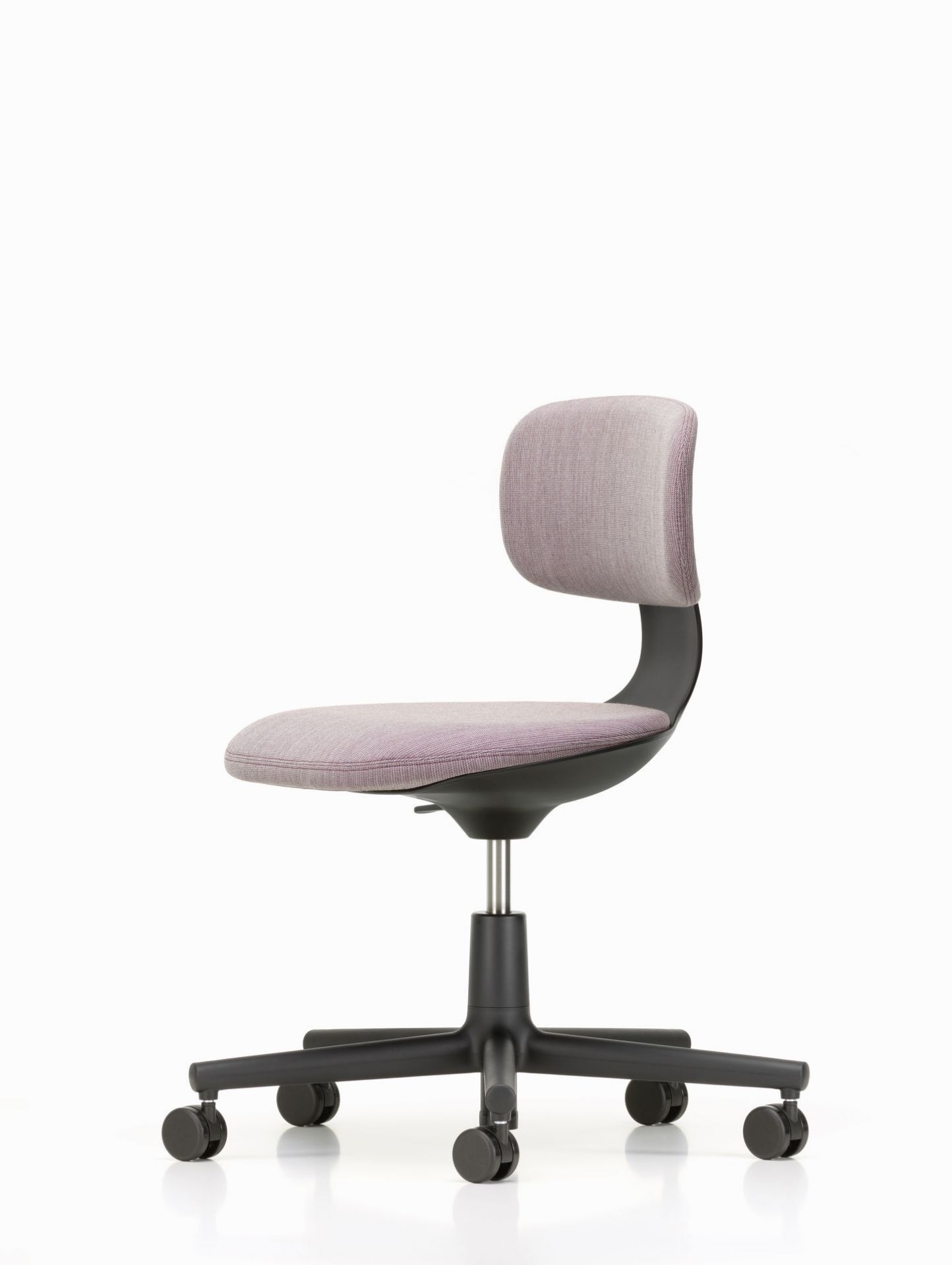Vitra Rookie Bürodrehstuhl mit grauem Stoffbezug, schwarzem Fußkreuz und Rollen vor weißem Hintergrund.