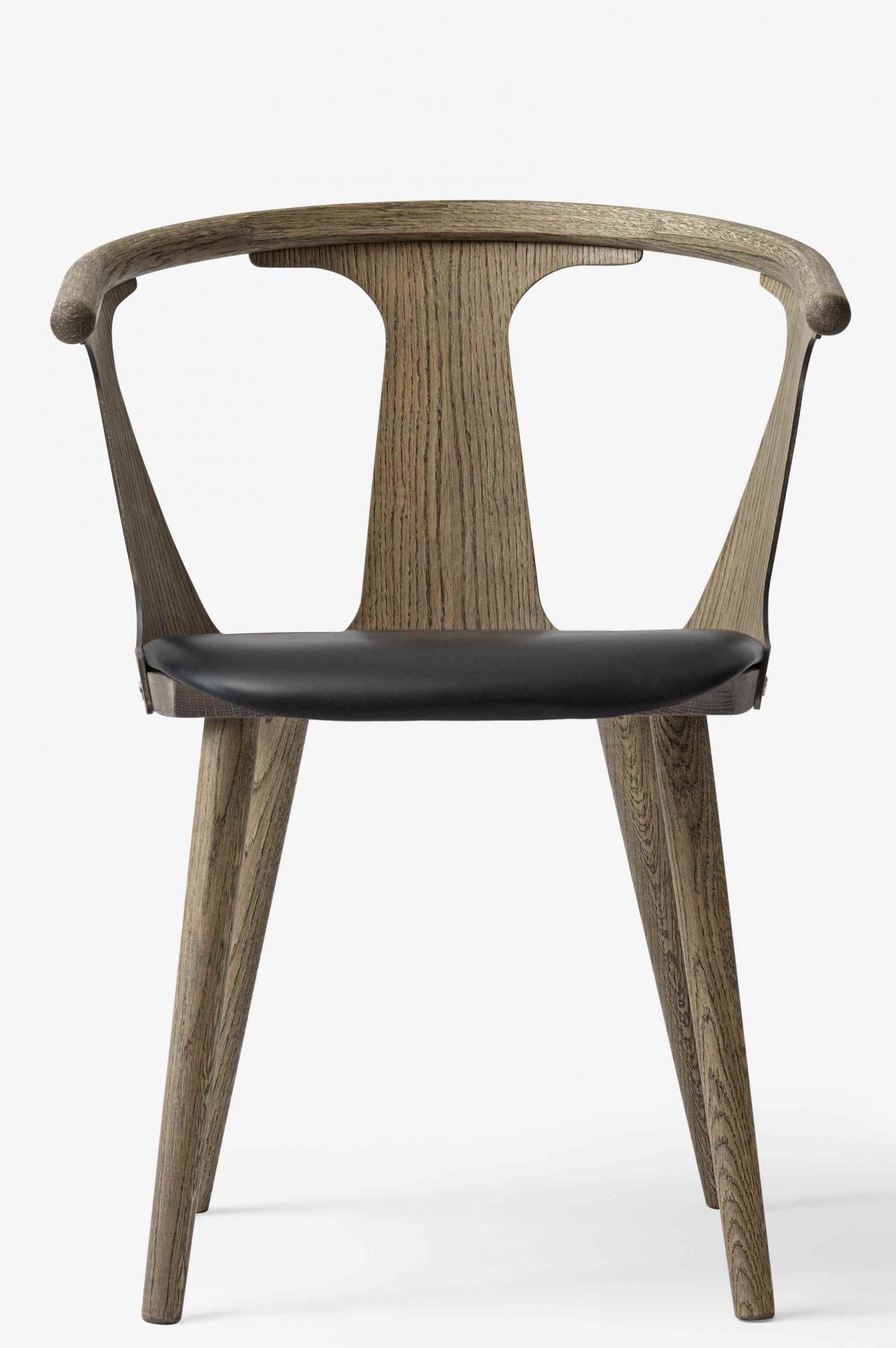 In Between Armchair SK2 von AndTradition: Holzstuhl mit Armlehne und schwarzem Sitzpolster.