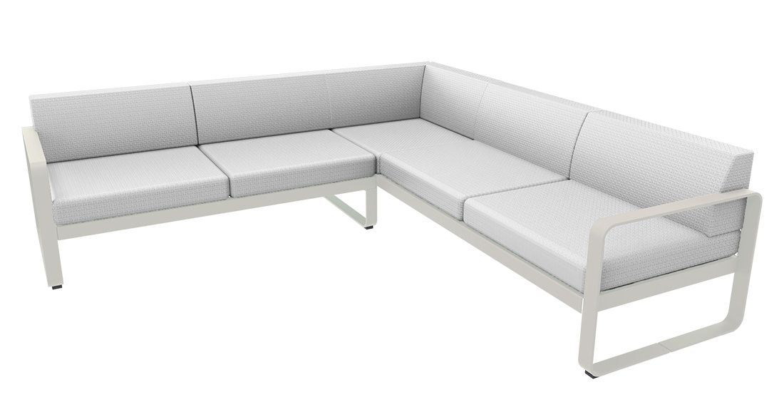 Helles Bellevie Lounge Sofa von Fermob für den Außenbereich, modulare Eckkombination mit weißen Polstern.