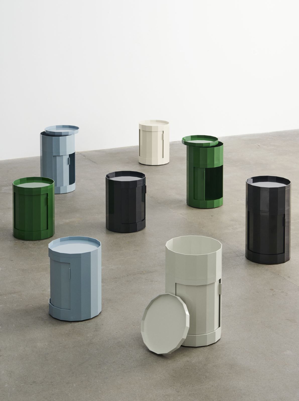 Facet Cabinet High Stauraum von Hay in verschiedenen Farben, moderne Aufbewahrungslösung für Wohnräume.