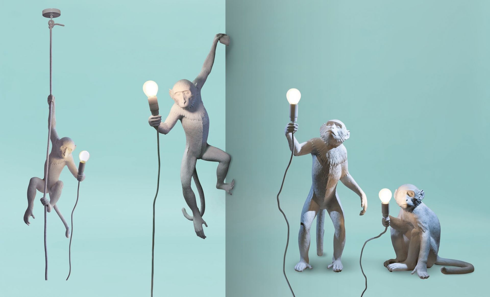 Verspielte Seletti Monkey Lamp Pendelleuchte Indoor: Mehrere Affenfiguren halten Glühbirnen in verschiedenen Posen vor türkisem Hintergrund.