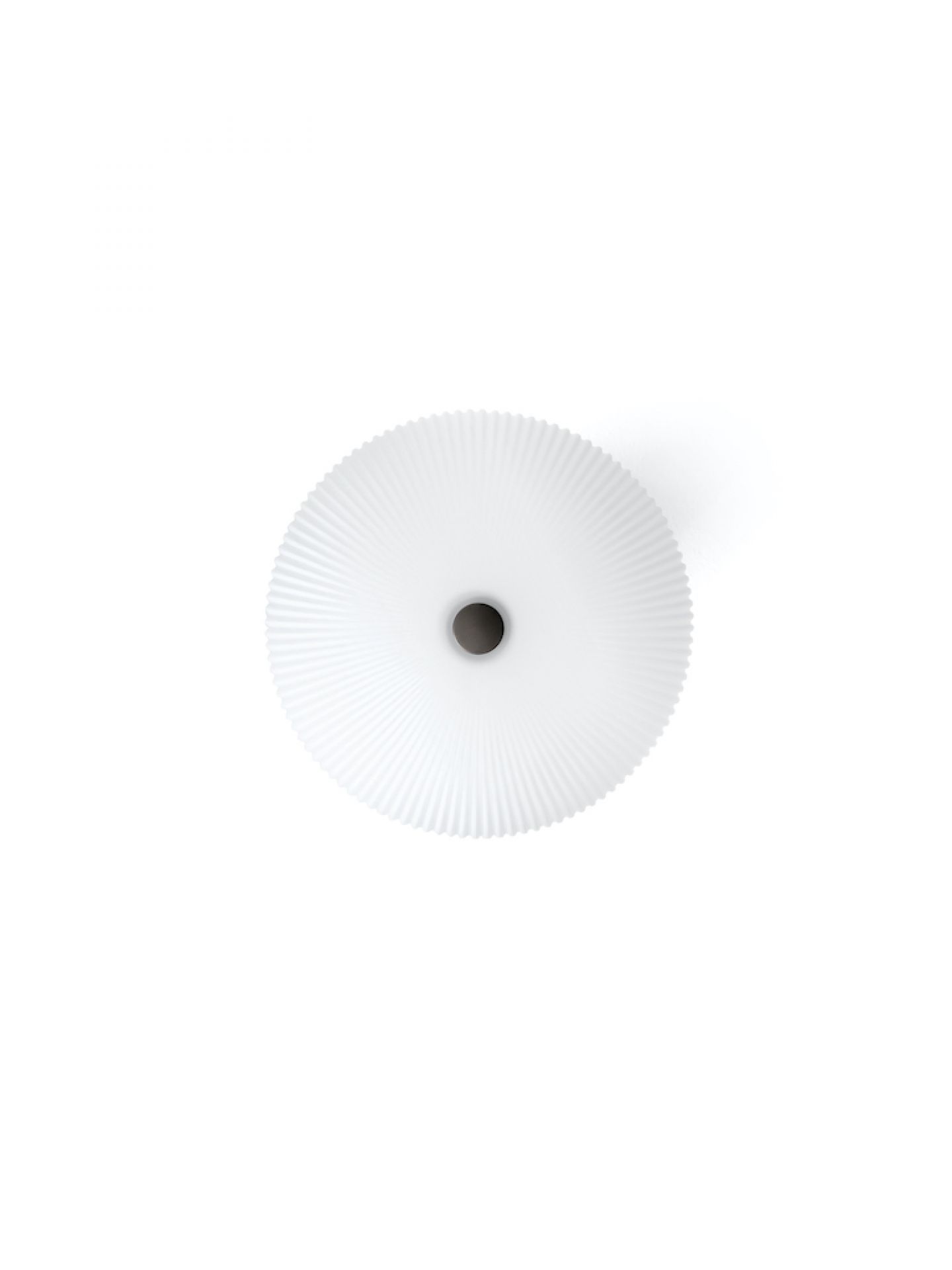 Draufsicht: Weiße Sculpture Tischlampe von Vipp mit plissiertem Schirm und dunkler Fassung.