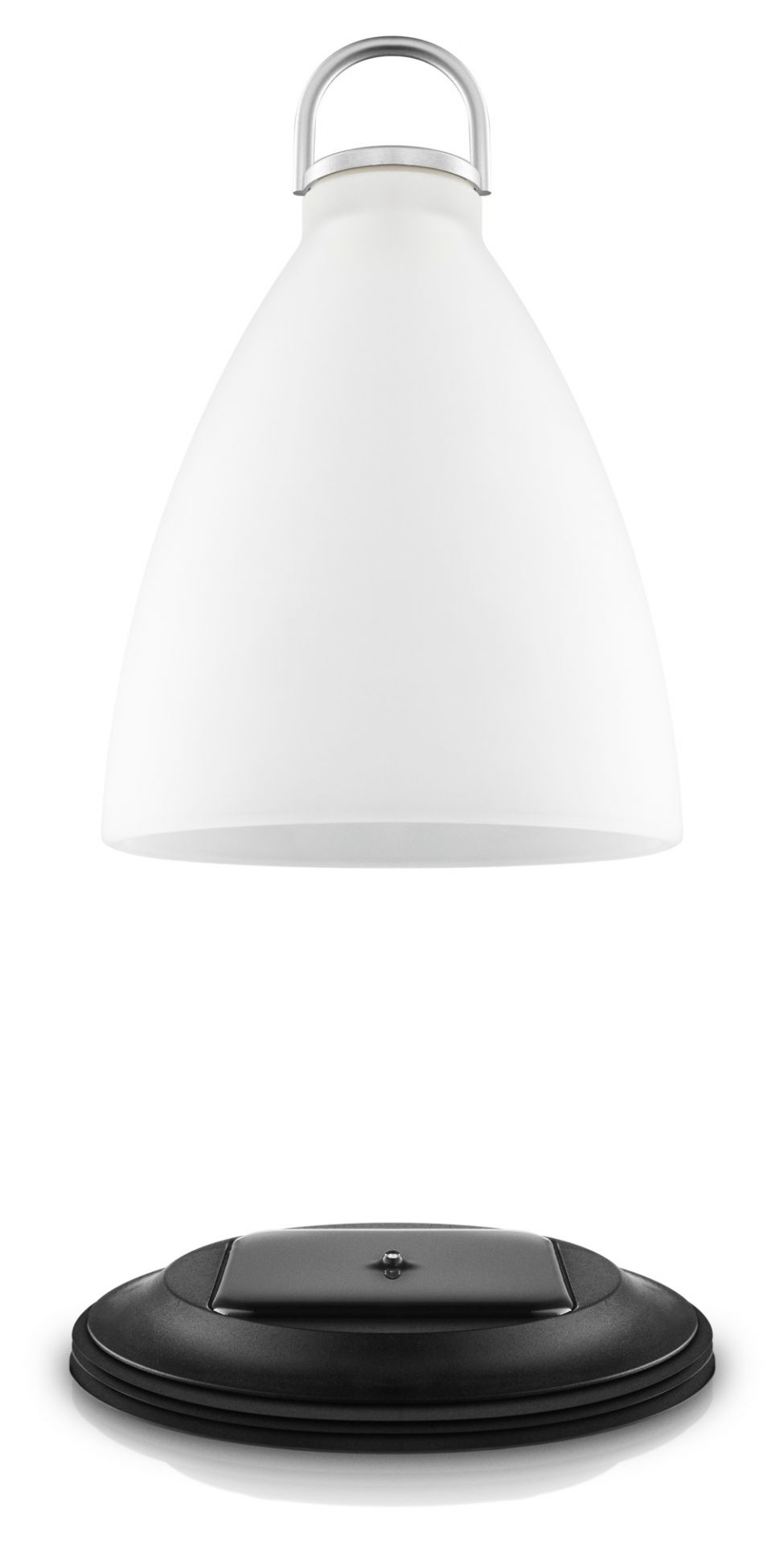 Sun Light Bell Solarleuchte von Eva Solo: Weiße Hängelampe mit Solarpanel für den Außenbereich.