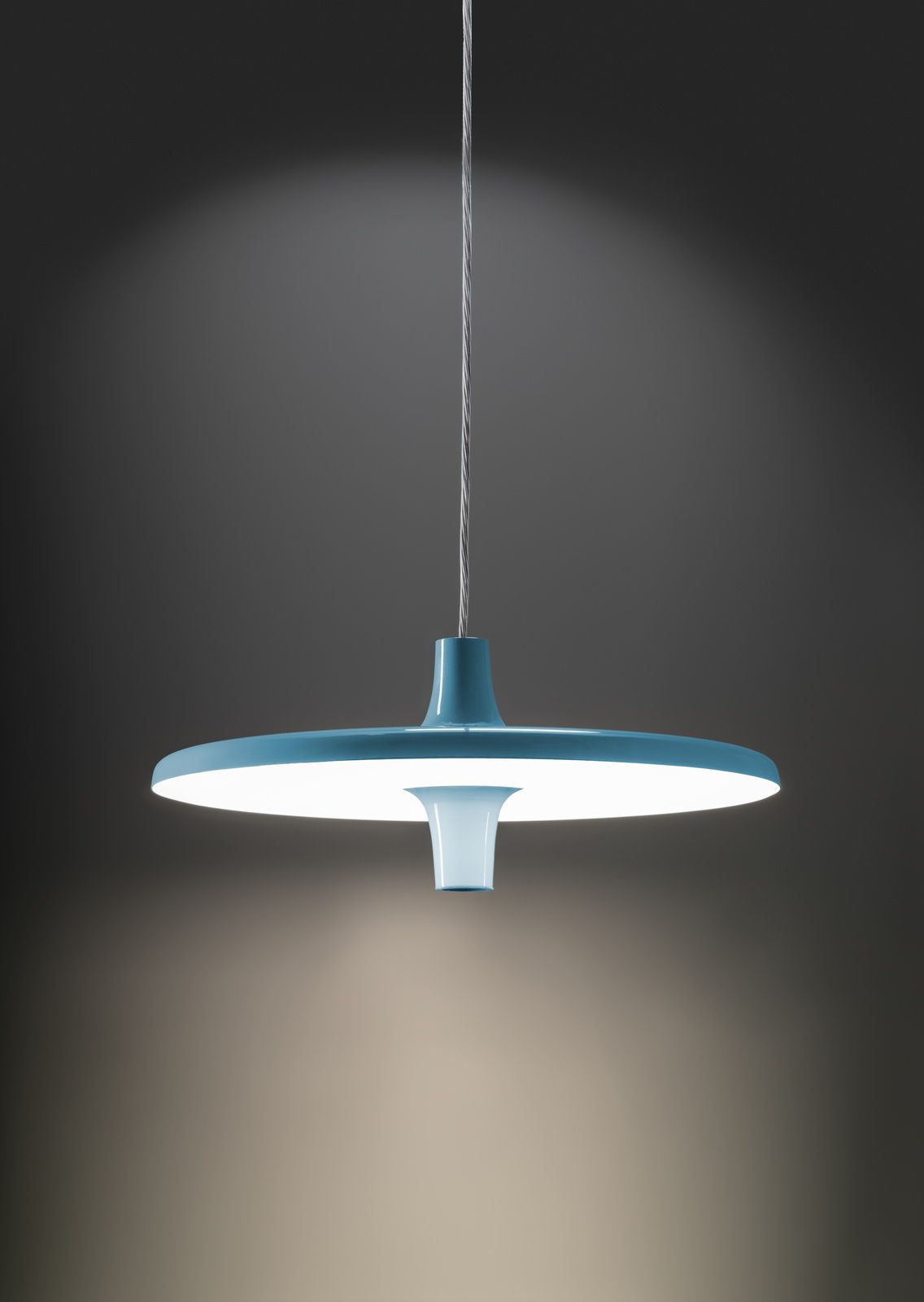 Avro Hängeleuchte von Martinelli Luce, moderne Pendelleuchte in Blau mit indirektem Licht für Wohnzimmer und Esszimmer.