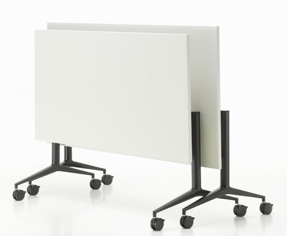 Vitra MedaMorph Klapptisch in Weiß, zusammengeklappt, mit schwarzem Gestell und Rollen für flexible Büros.