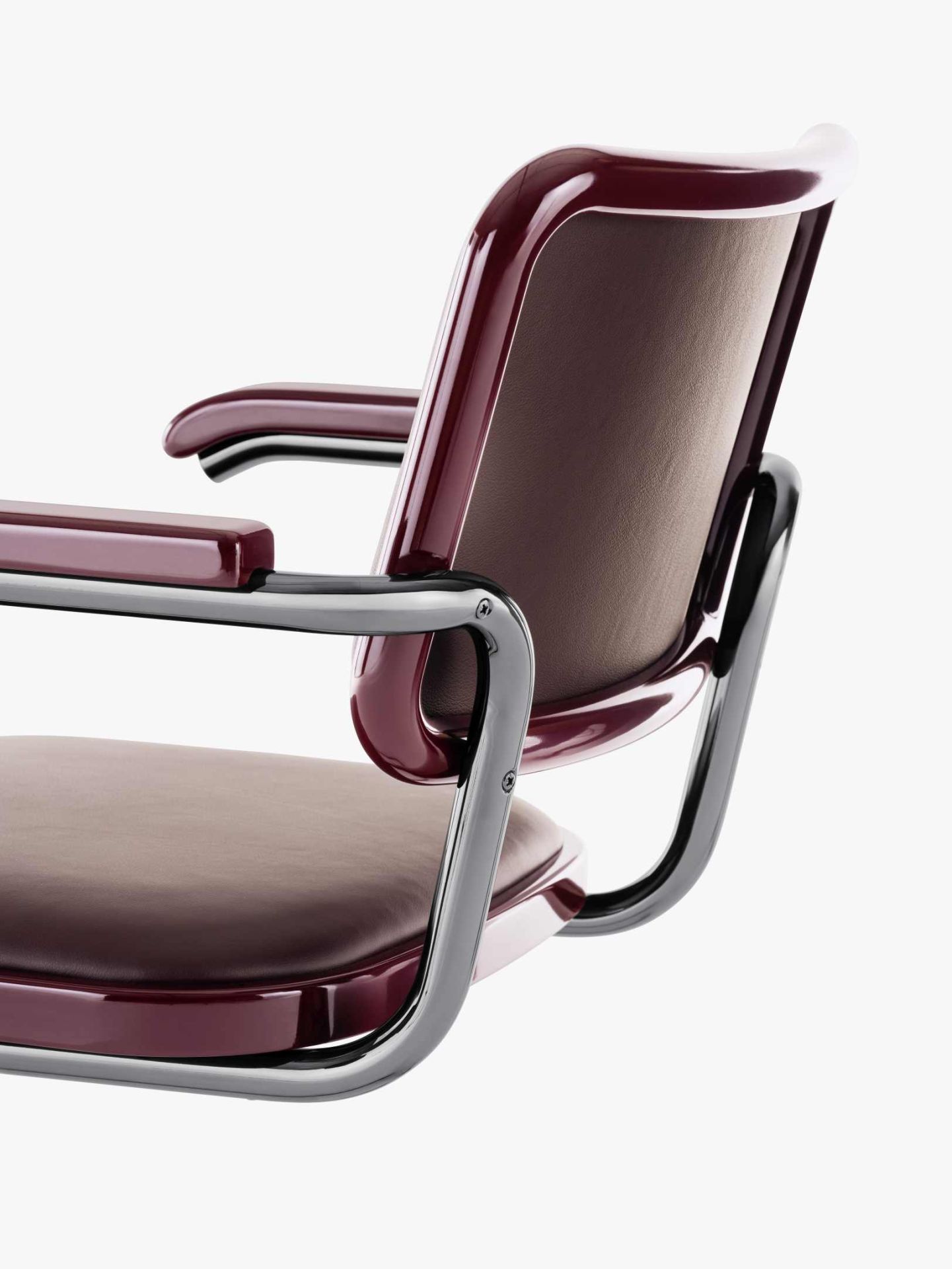 JS. Thonet S 64 P Freischwinger Stuhl, bordeauxfarbenes Gestell mit Armlehnen und braunem Lederbezug, Detailansicht.
