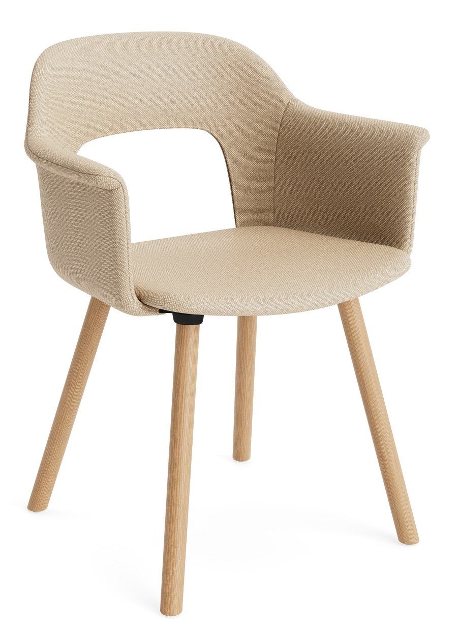 Layout Armchair 224 Armlehnstuhl von Hay, beige Stoffbezug und helle Holzbeine, modernes Design für Esszimmer.