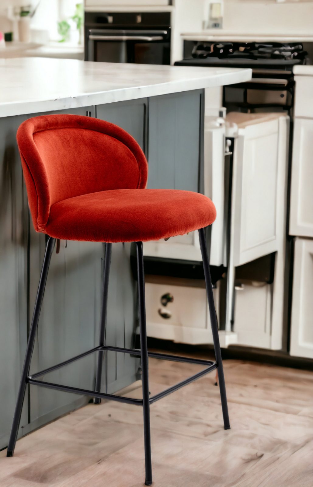 Ona Kitchenstool Barhocker der Freifrau Manufaktur in Rot mit schwarzem Gestell vor Kücheninsel.