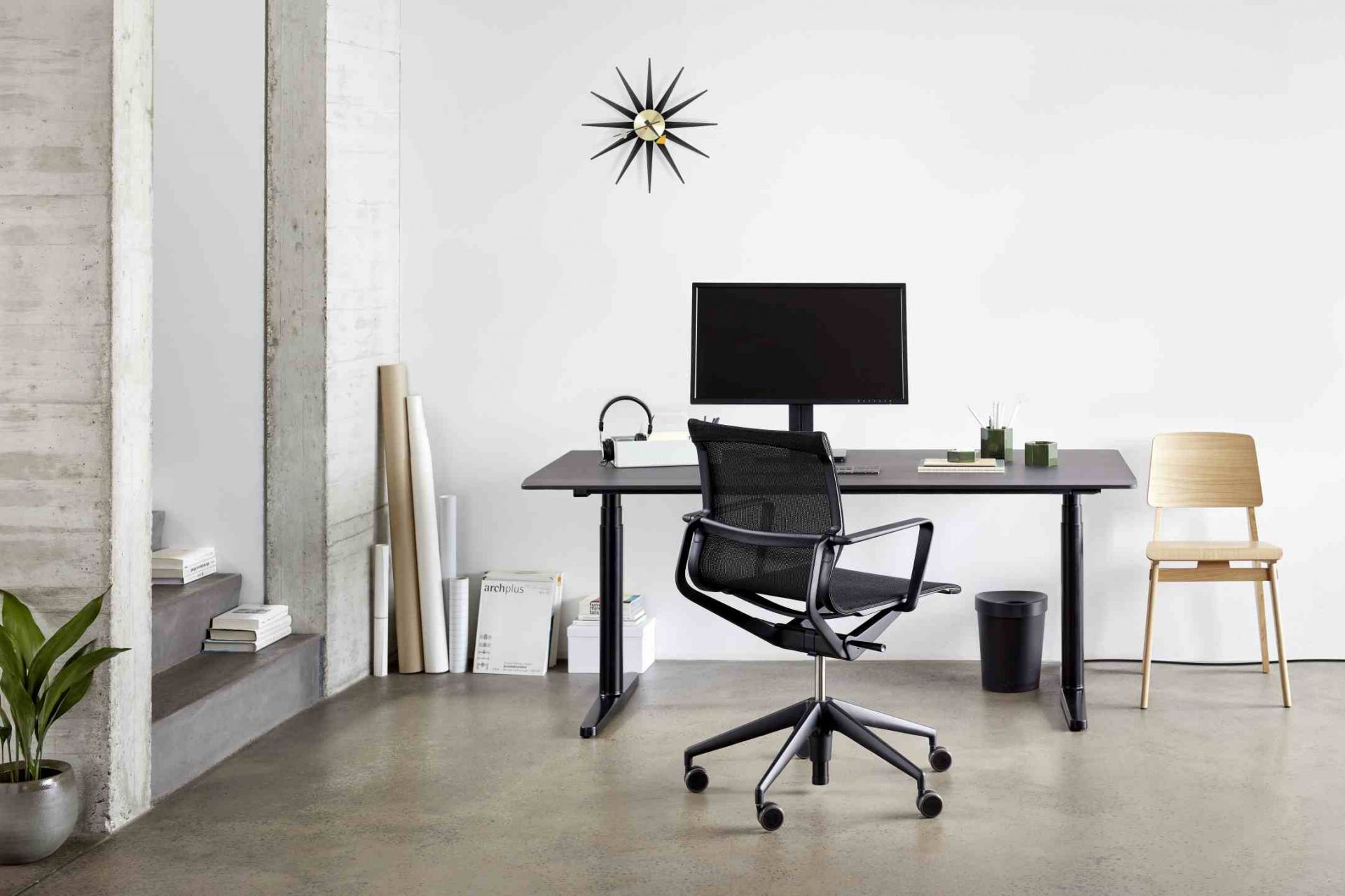Vitra Tyde Sitz- und Stehtisch 180 cm in Schwarz mit Bürostuhl und Monitor im modernen Büro.