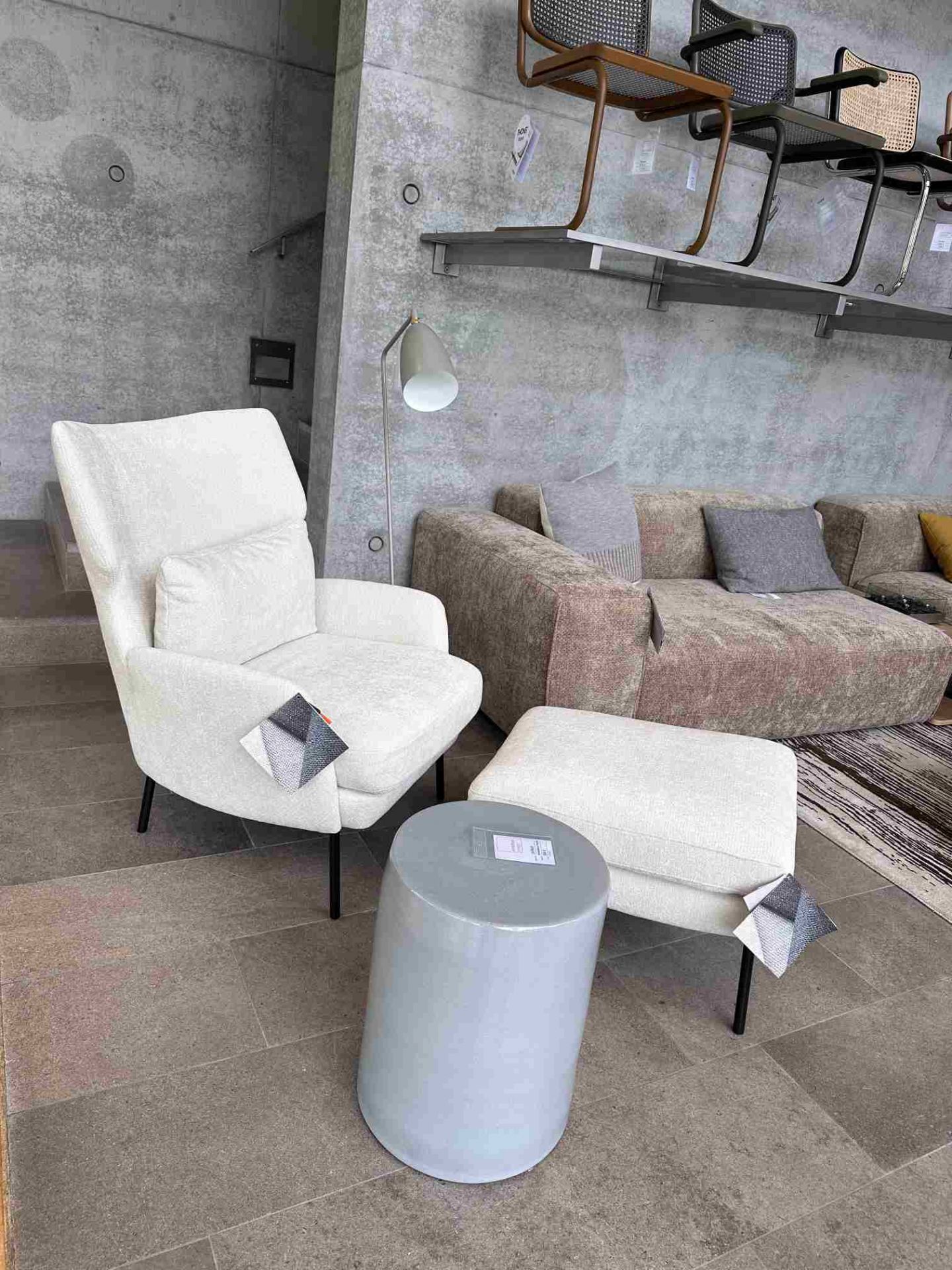 Seatrelax Sessel und Ottoman im modernen Design, weißer Stoffbezug, bequeme Sitzgelegenheit für Wohnzimmer.