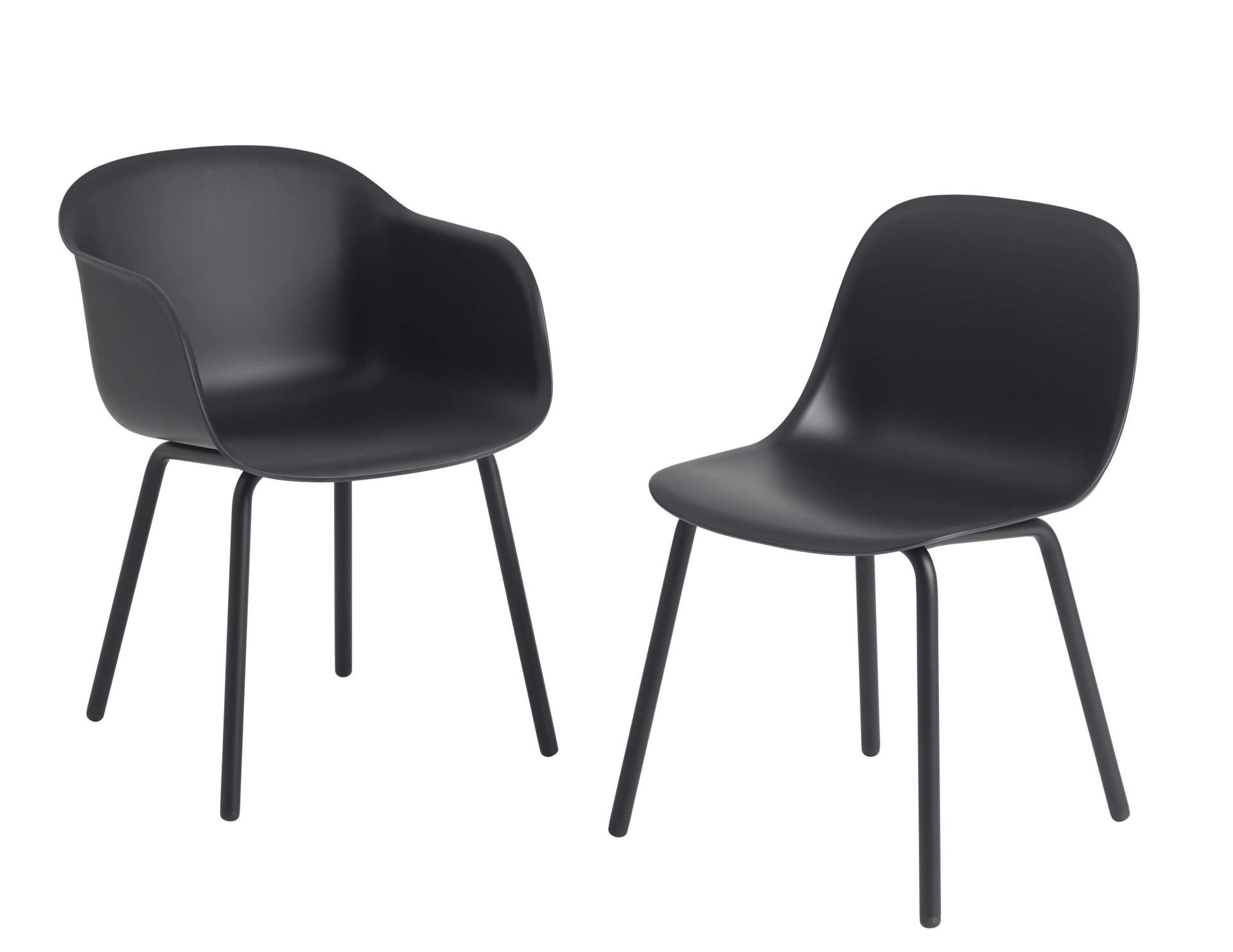 Zwei schwarze Fiber Stühle von Muuto, ein Stuhl mit Armlehne und ein Sidechair.