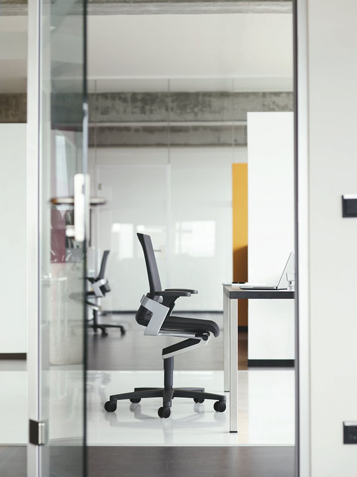 ON Drehstuhl von Wilkhahn mit mittelhoher Rückenlehne im modernen Büro, ergonomischer Bürostuhl mit Rollen.
