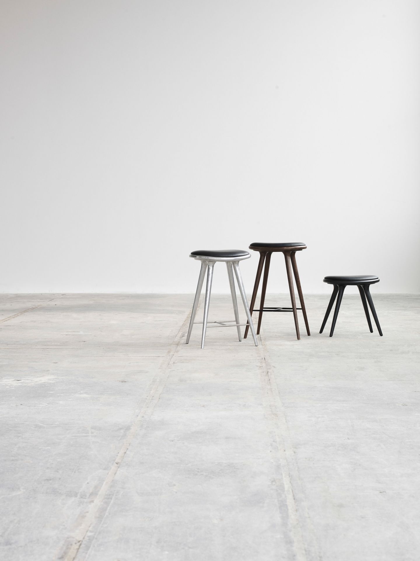 Drei Barhocker: High Stool Barhocker von Mater, Eiche gebeizt in Schwarz, Braun und Silber.