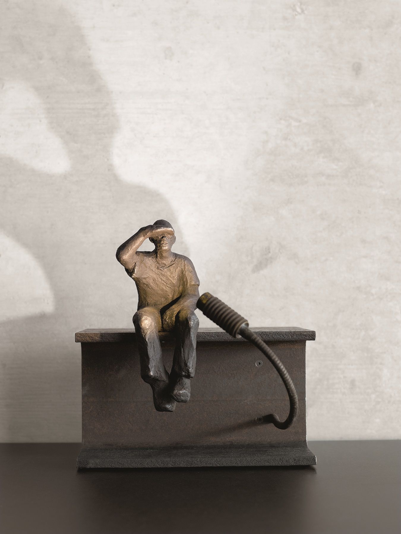 I See Tischleuchte Stele: Skulptur einer sitzenden Figur mit Kabel als Lampe, moderne Tischlampe für Wohnzimmer.