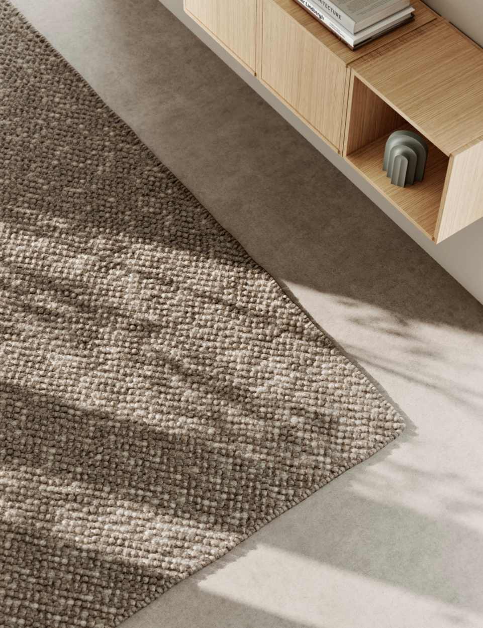 Detailaufnahme des Bricks System Regals von Woud, ein modulares Holzregal mit Dekoration.