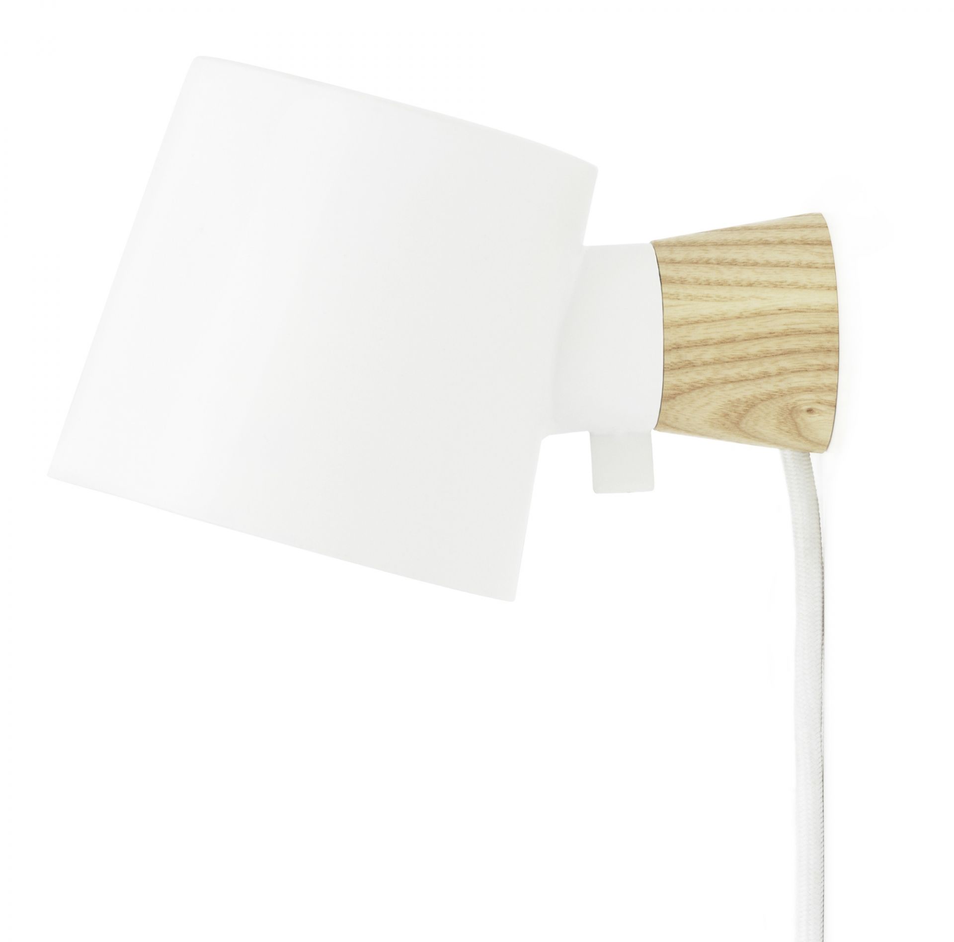 Weiße Rise Wandleuchte von Normann Copenhagen mit Holzdetails und Textilkabel. Moderne Wandlampe.