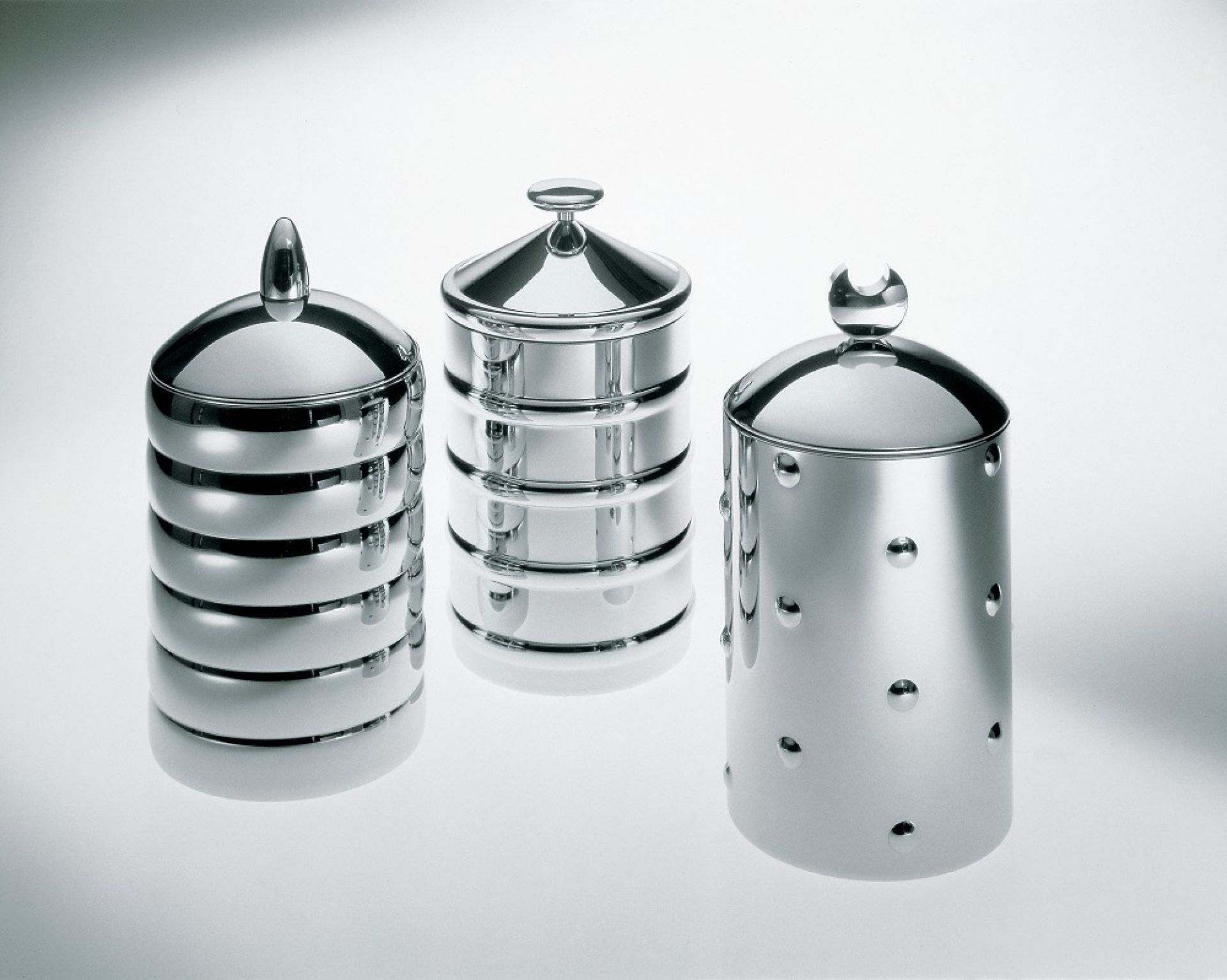 Drei Alessi Kalisto Küchendosen aus glänzendem Edelstahl, verschiedene Designs, moderne Vorratsdosen.