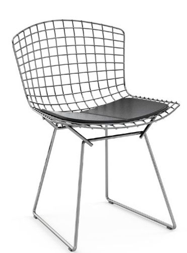 Bertoia Stuhl für den Außenbereich von Knoll International mit schwarzem Sitzkissen und Drahtgestell.