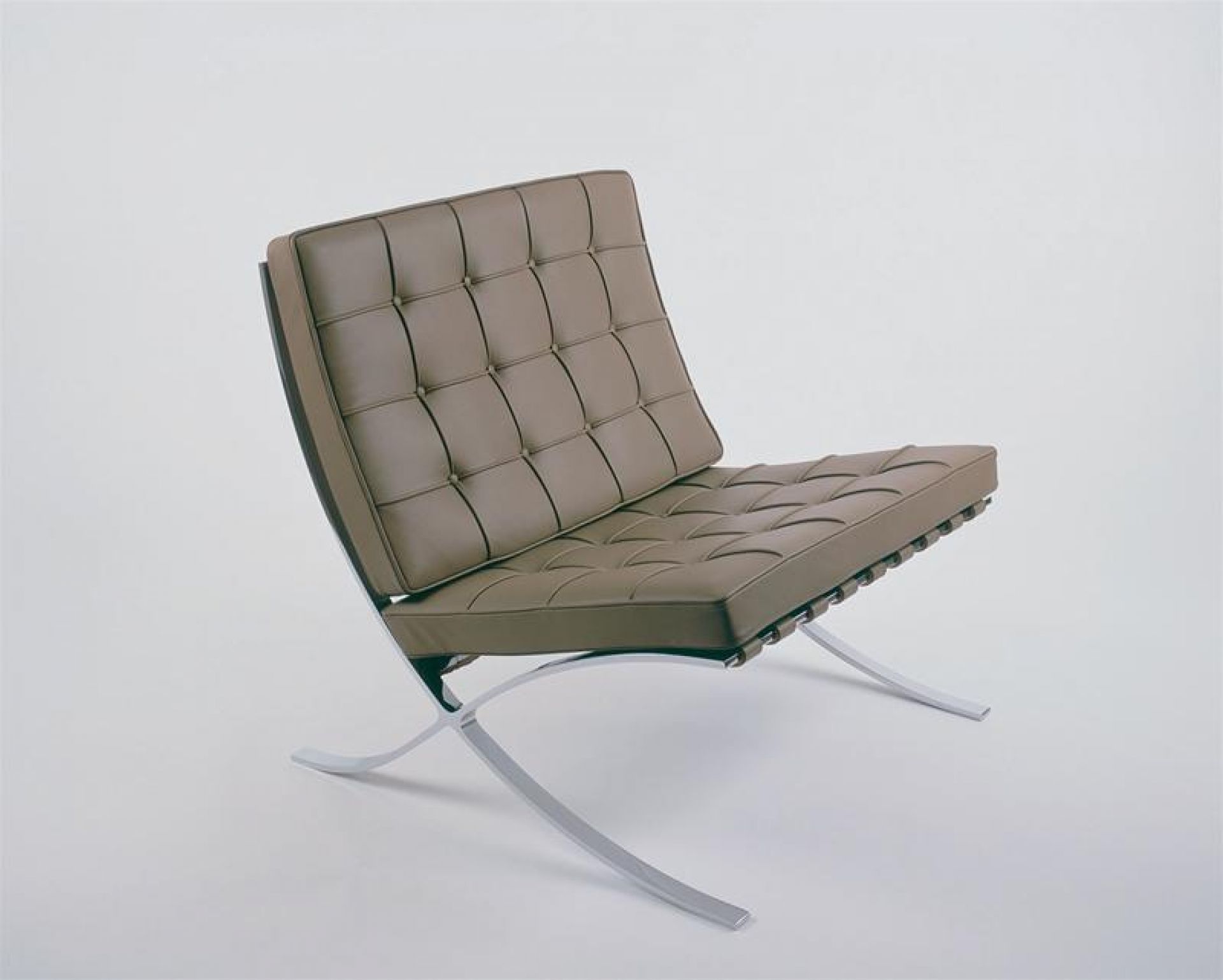 Barcelona Sessel mit braunem Lederbezug und verchromtem Stahlgestell, ein Designklassiker für stilvolles Wohnen.