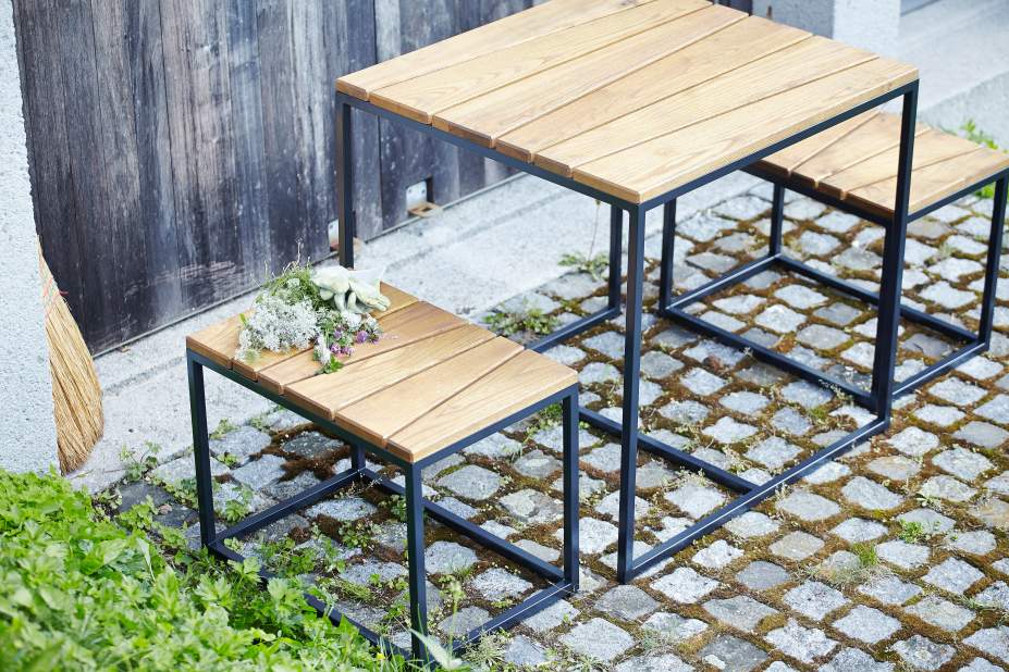 Alois Tischgruppe von Jan Kurtz: Outdoor Tisch und Hocker aus Holz und Metall.