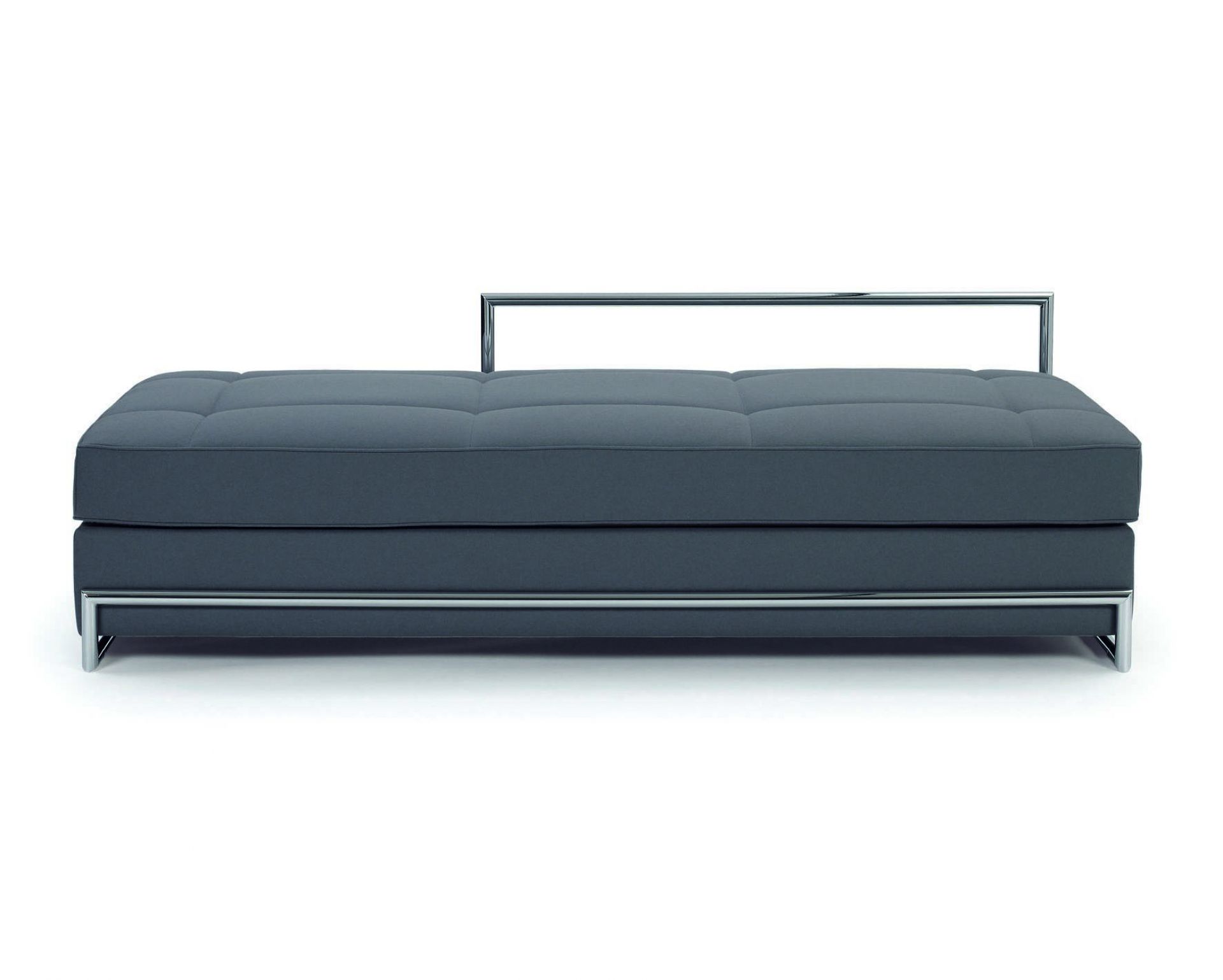 Day Bed Liege von ClassiCon mit blauem Bezug und verchromtem Stahlgestell. Moderne Liege für Wohnzimmer.