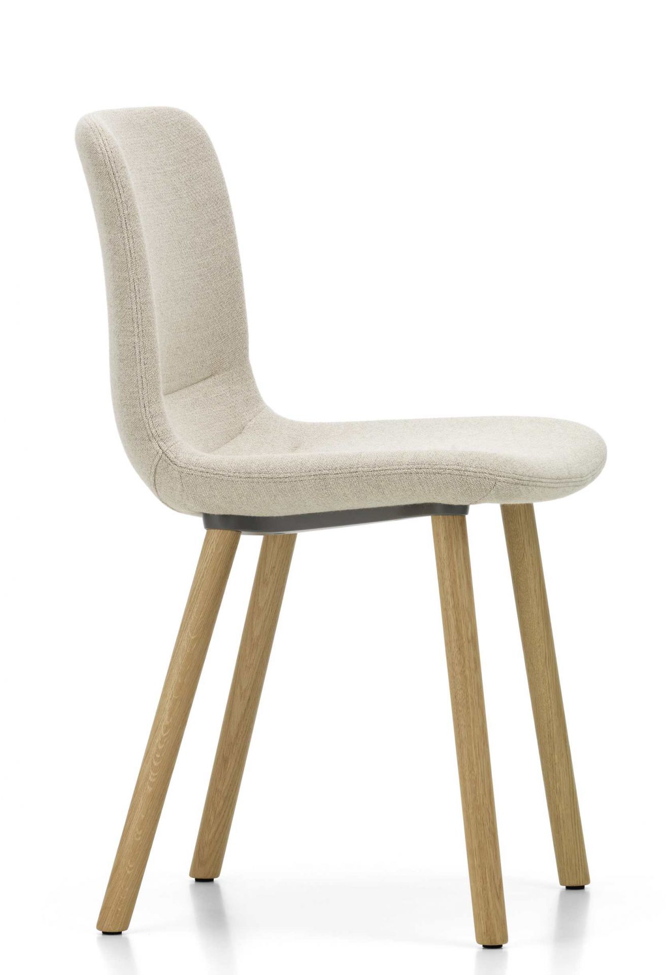 Vitra Hal Soft Wood Stuhl mit hellgrauem Stoffbezug und hellem Holzgestell in Seitenansicht.