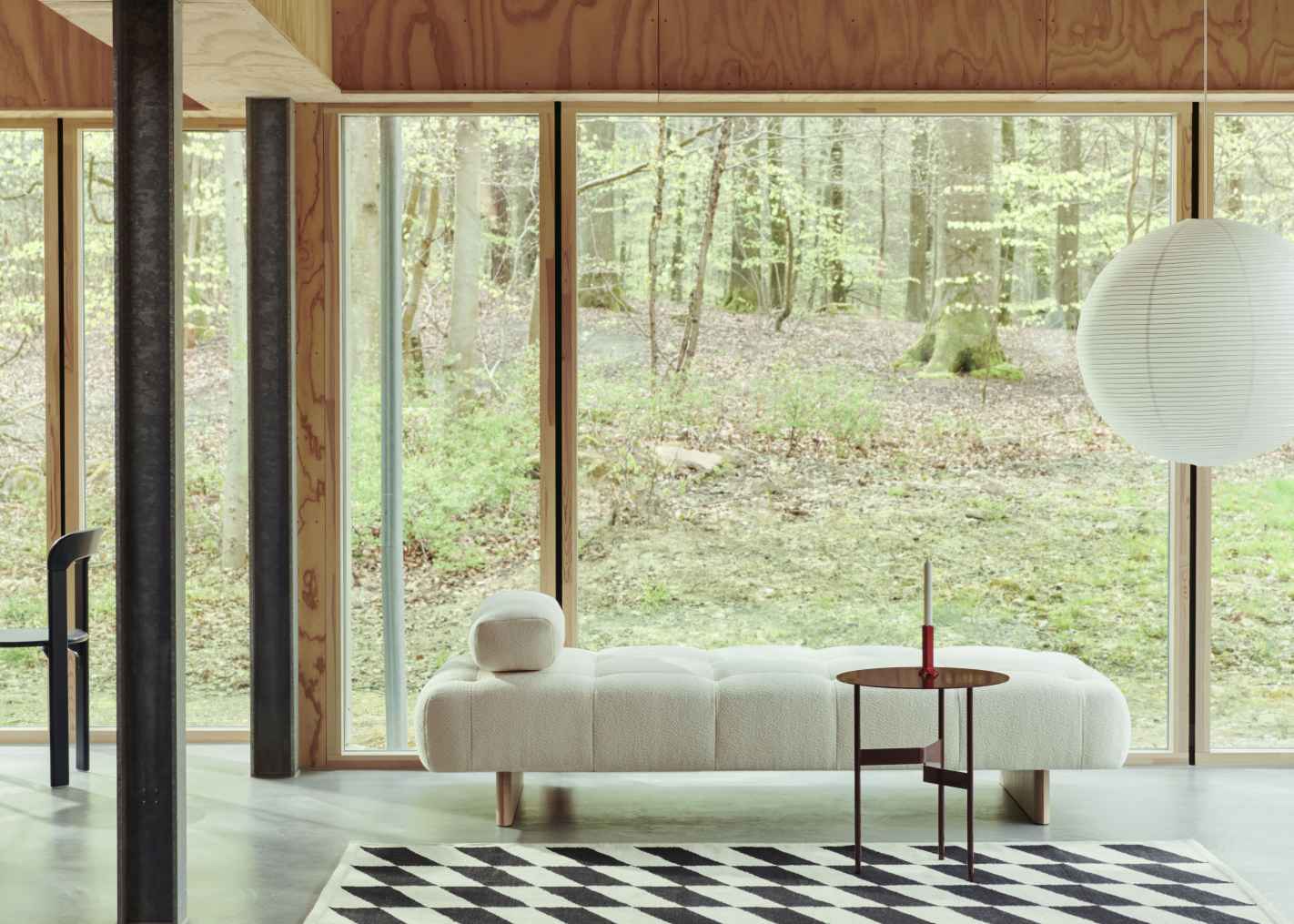 Nahaufnahme des Cushion Kissens für Quilton Lift Daybed Liege von Hay in modernem Wohnzimmer mit Waldblick.
