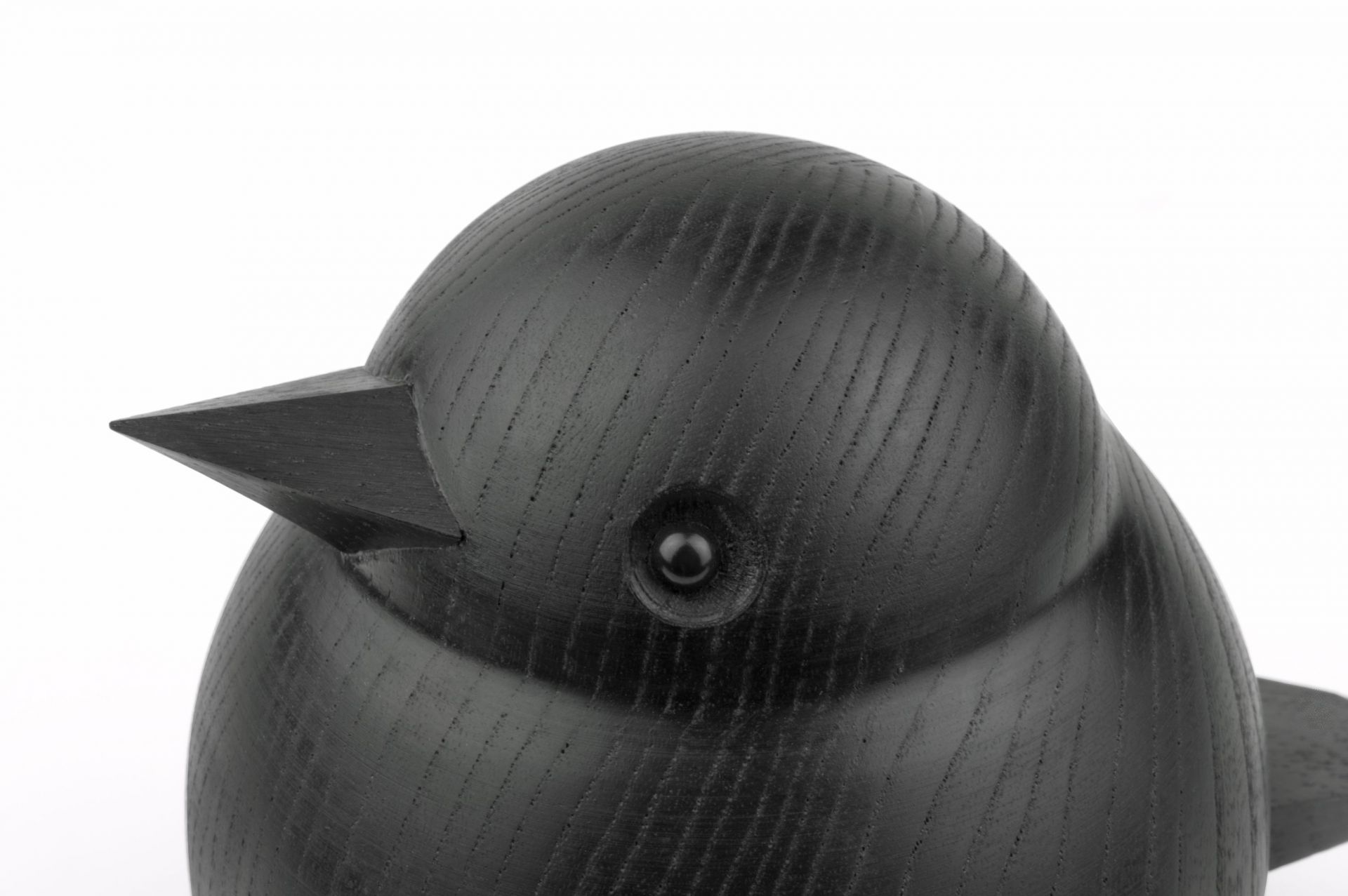 Nahaufnahme des Papa Sparrow Holzfigur von Novoform in Eiche schwarz. Dekorative Holzfigur für Zuhause.