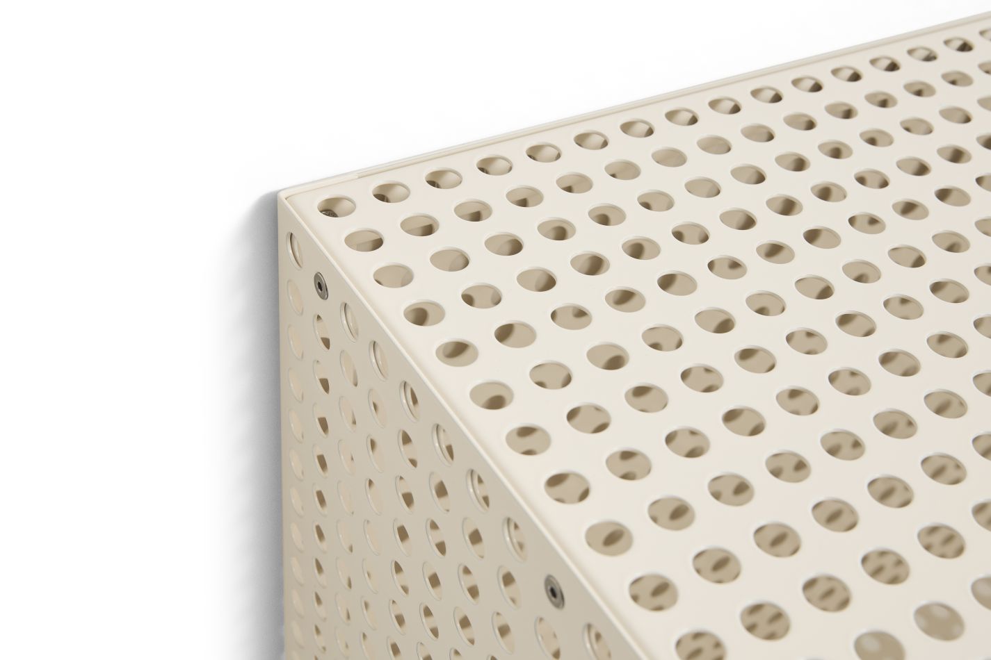 Detailaufnahme des Hay Perforated Cabinet Wall Small in Beige, perforierte Metalloberfläche, modernes Wand Sideboard Design.