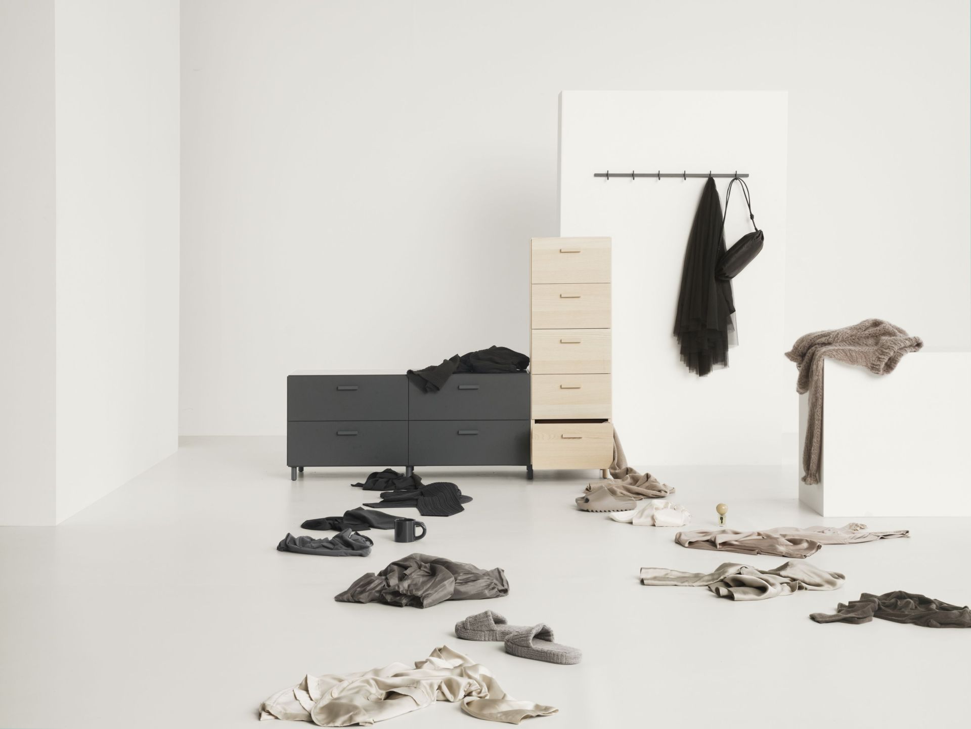 Lage reliëfkommod met poten, wit – String Furniture