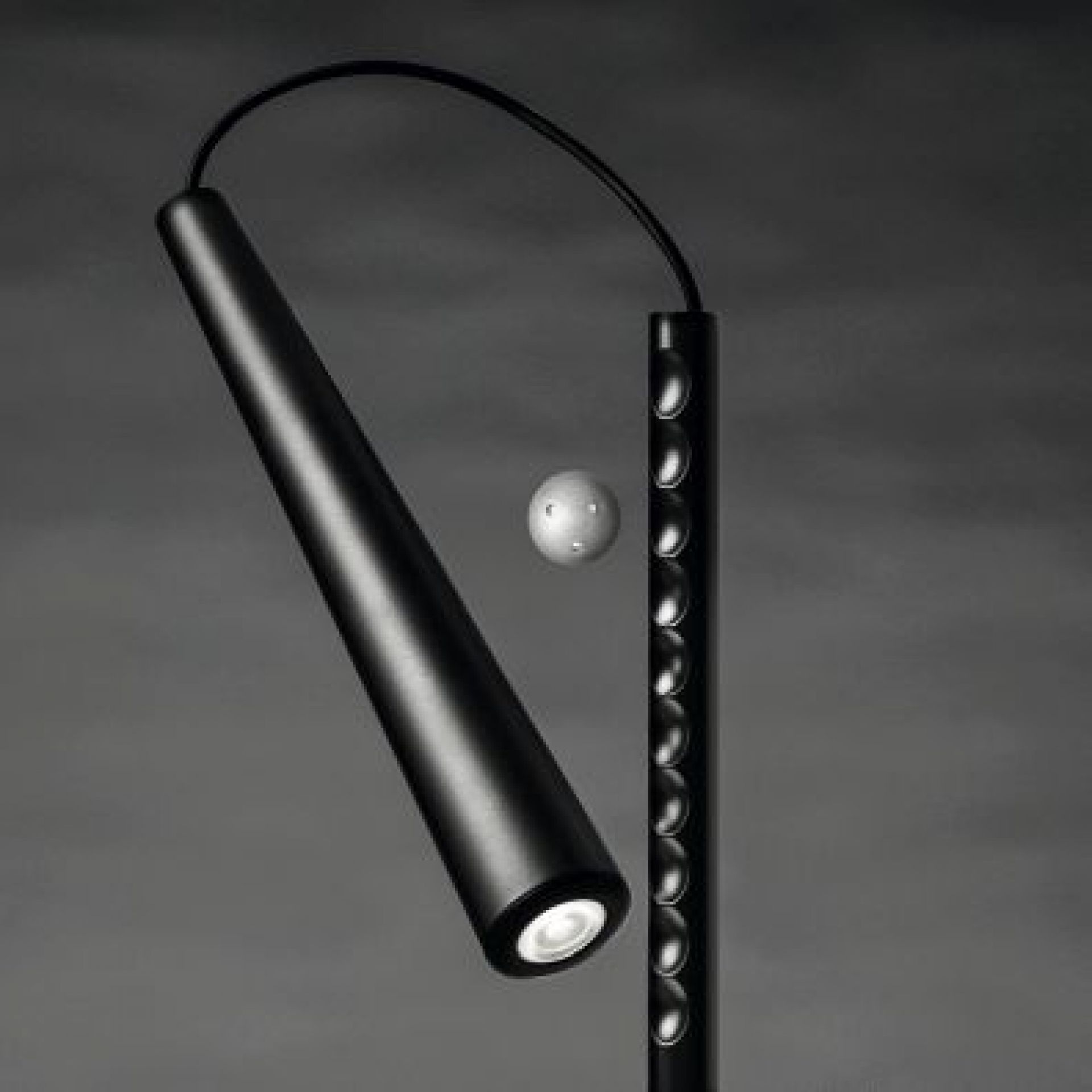 Magneto LED Stehleuchte in Schwarz, flexible Ausrichtung durch Magnetverbindung, modernes Design für Wohnraumbeleuchtung.