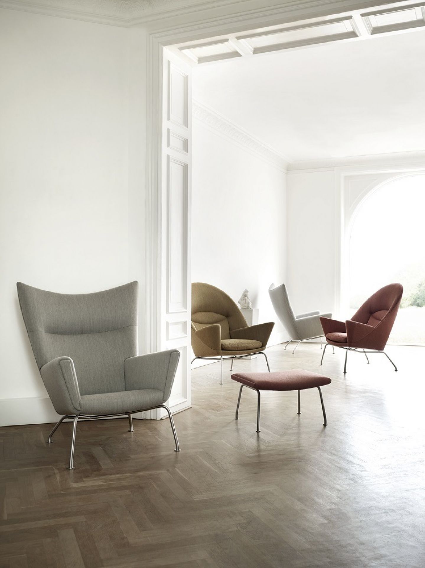 CH446 Hocker von Carl Hansen & Søn, passend zu CH445 Sessel, Fiord 191.