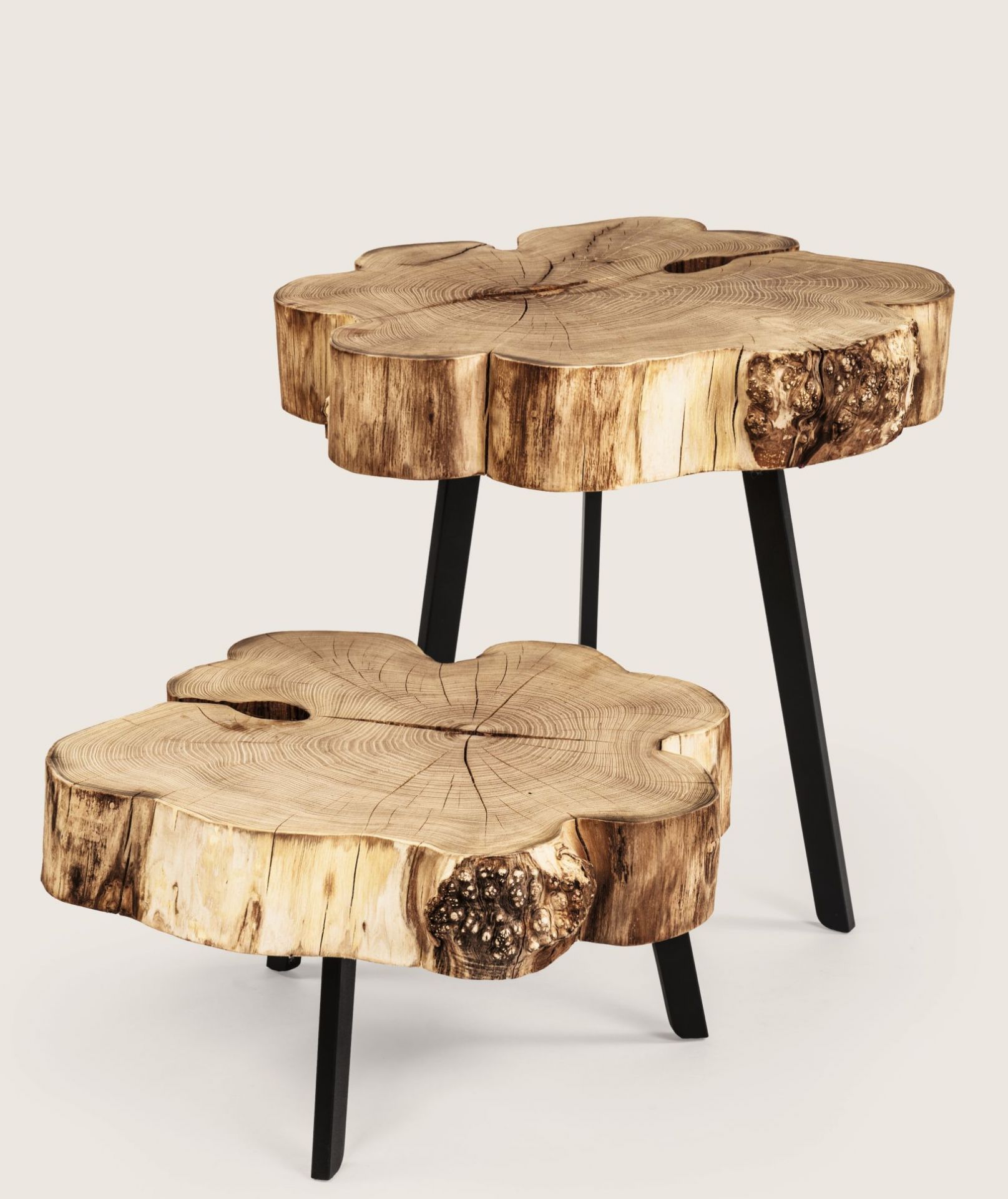 Janua BC 05 Stomp Beistelltisch aus massivem Holz mit schwarzen Metallbeinen, Outdoor geeignet.