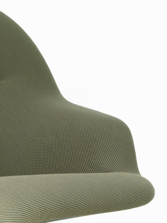 Detailaufnahme des grünen Vitra Abalon Sofas mit Textilbezug, modernes Design für Wohnzimmer und Loungemöbel.