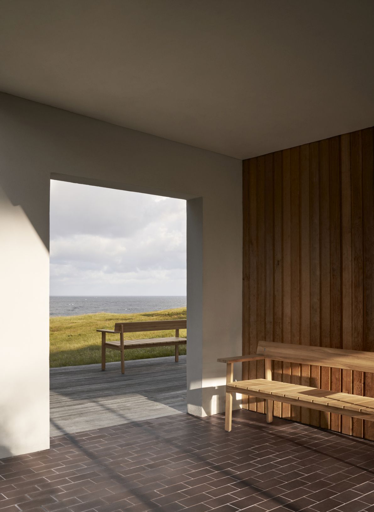 GL101 Timbur Bank von Carl Hansen & Søn aus Holz, drinnen und draußen.