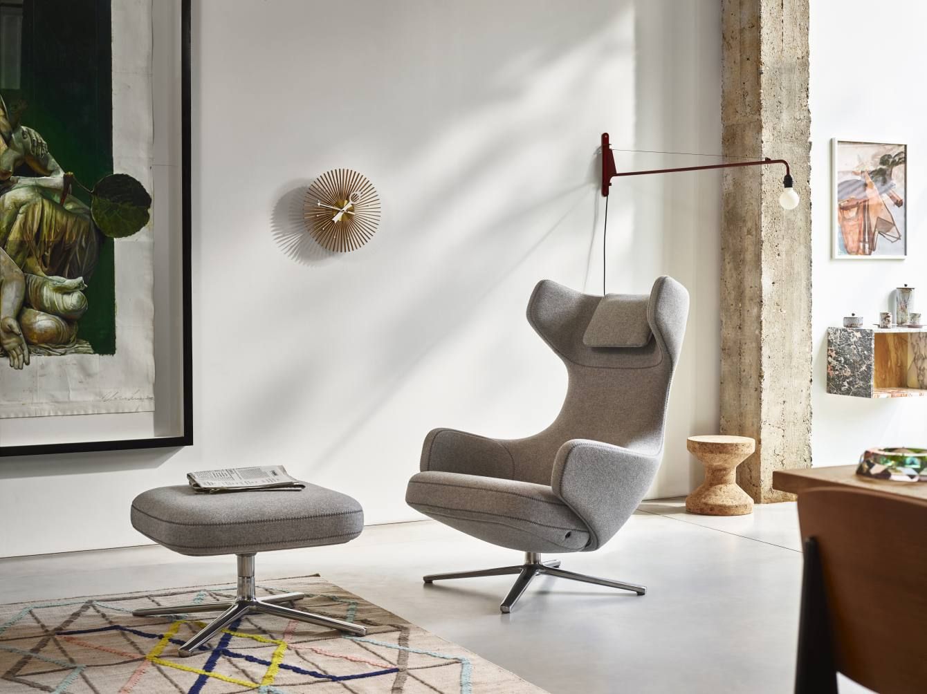 Vitra Grand Repos Sessel mit Ottoman in Nubia Elfenbein, moderner Relaxsessel für Wohnzimmer.