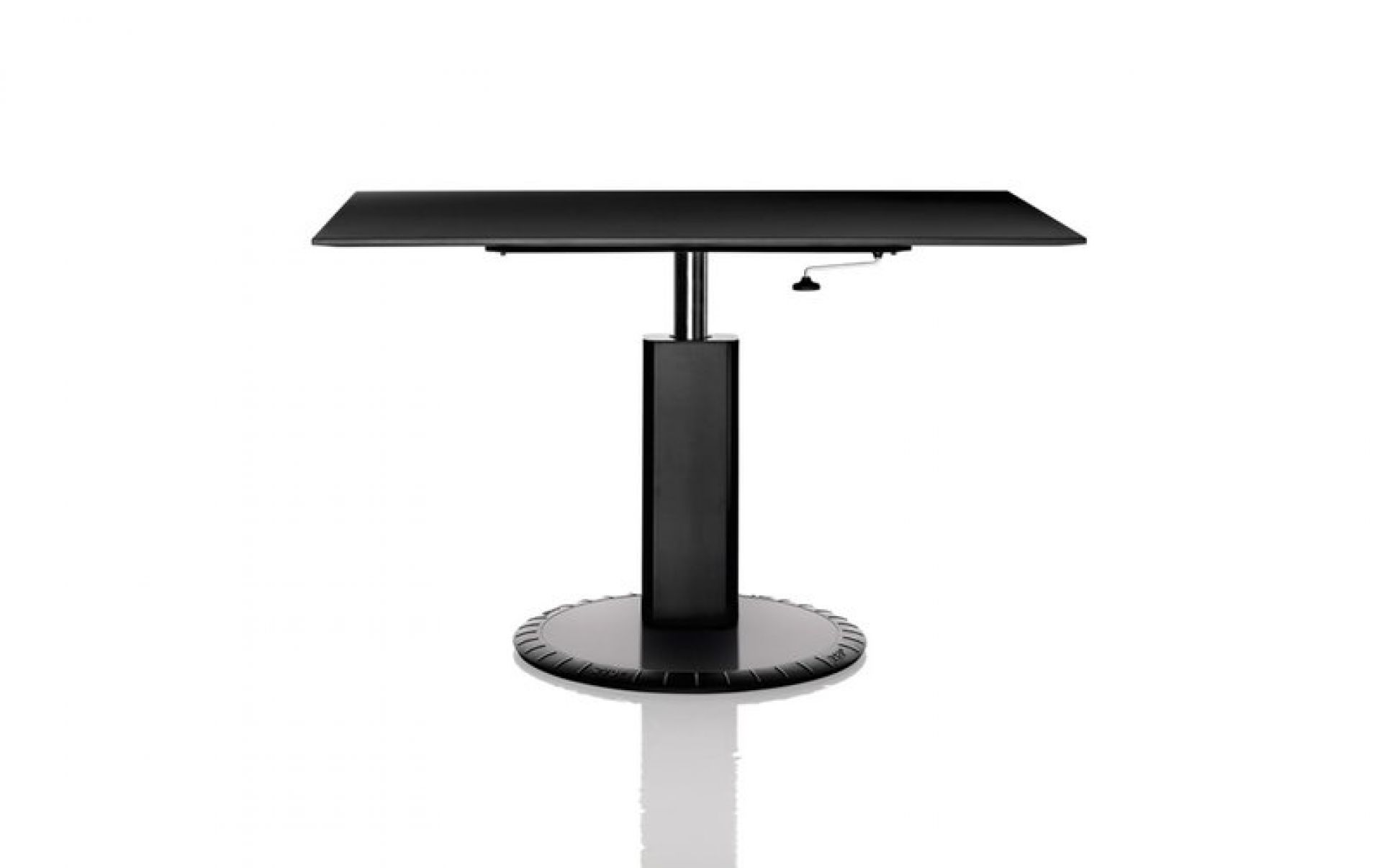 Schwarzer 360° Table Tisch von Magis: Quadratische Tischplatte mit zentralem Standfuß und rundem Fuß.