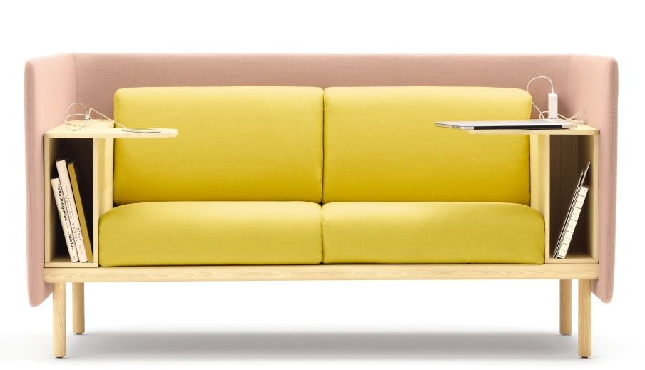 Cor Floater Sofa, 2-Sitzer in Gelb und Rosa mit integrierten Regalen und Ablageflächen.