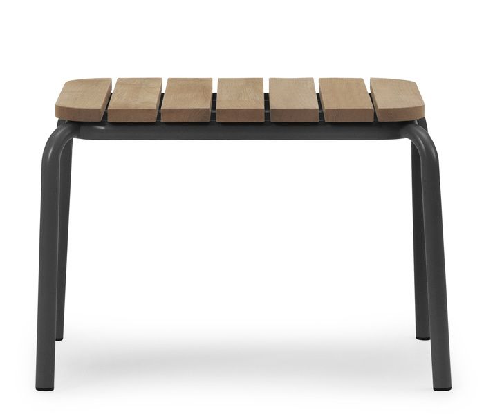 Vorderansicht des Normann Copenhagen Vig Table, ein kleiner Outdoor Tisch mit Holzlatten und grauem Gestell.